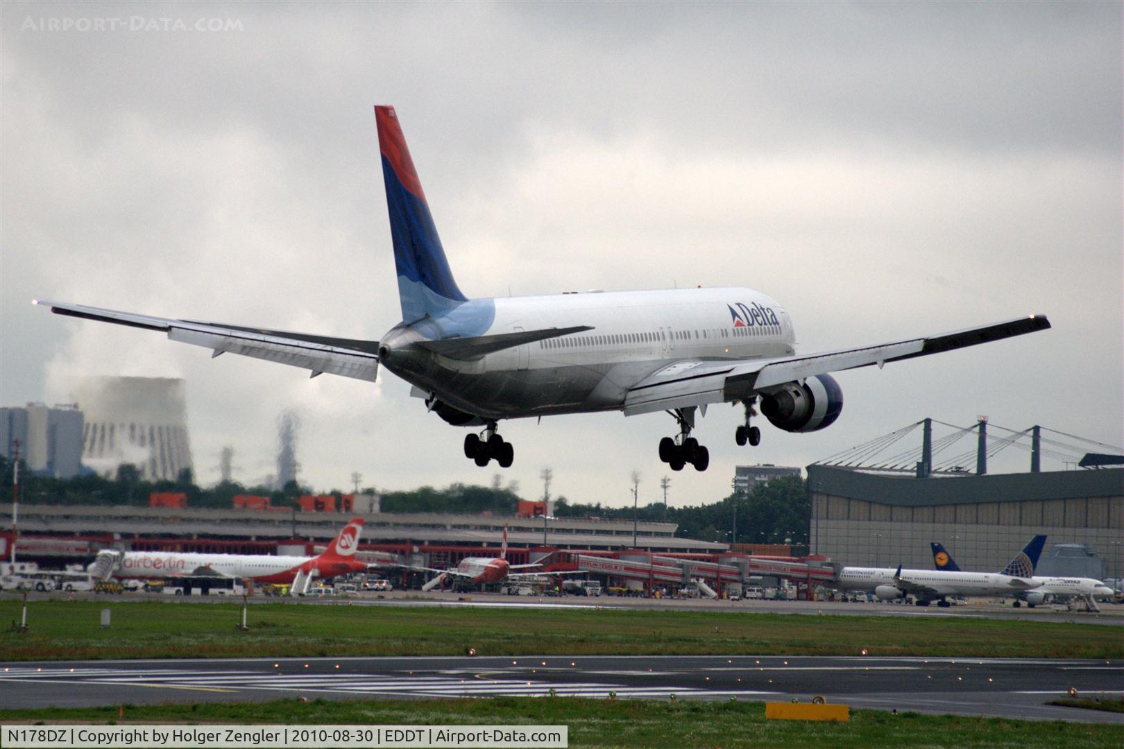 N178DZ, 2000 Boeing 767-332/ER C/N 30596, At the end of a long flight thru the night.