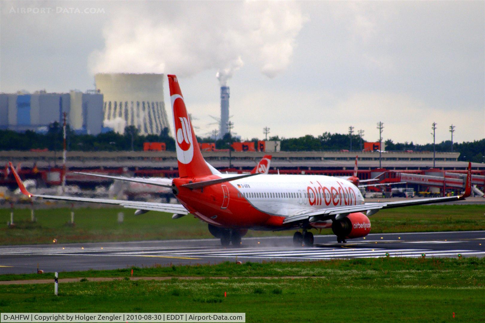 D-AHFW, 2001 Boeing 737-8K5 C/N 30882, Full throttle on wet rwy 26L.