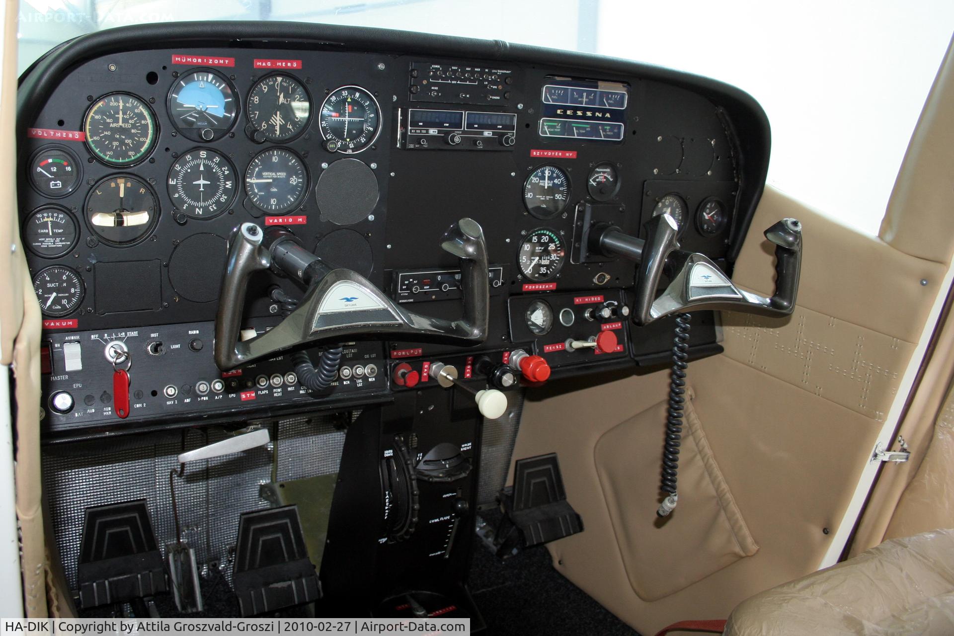 HA-DIK, Cessna 182K Skylane C/N 18258466, Kadarkut Airfield - Cocpit