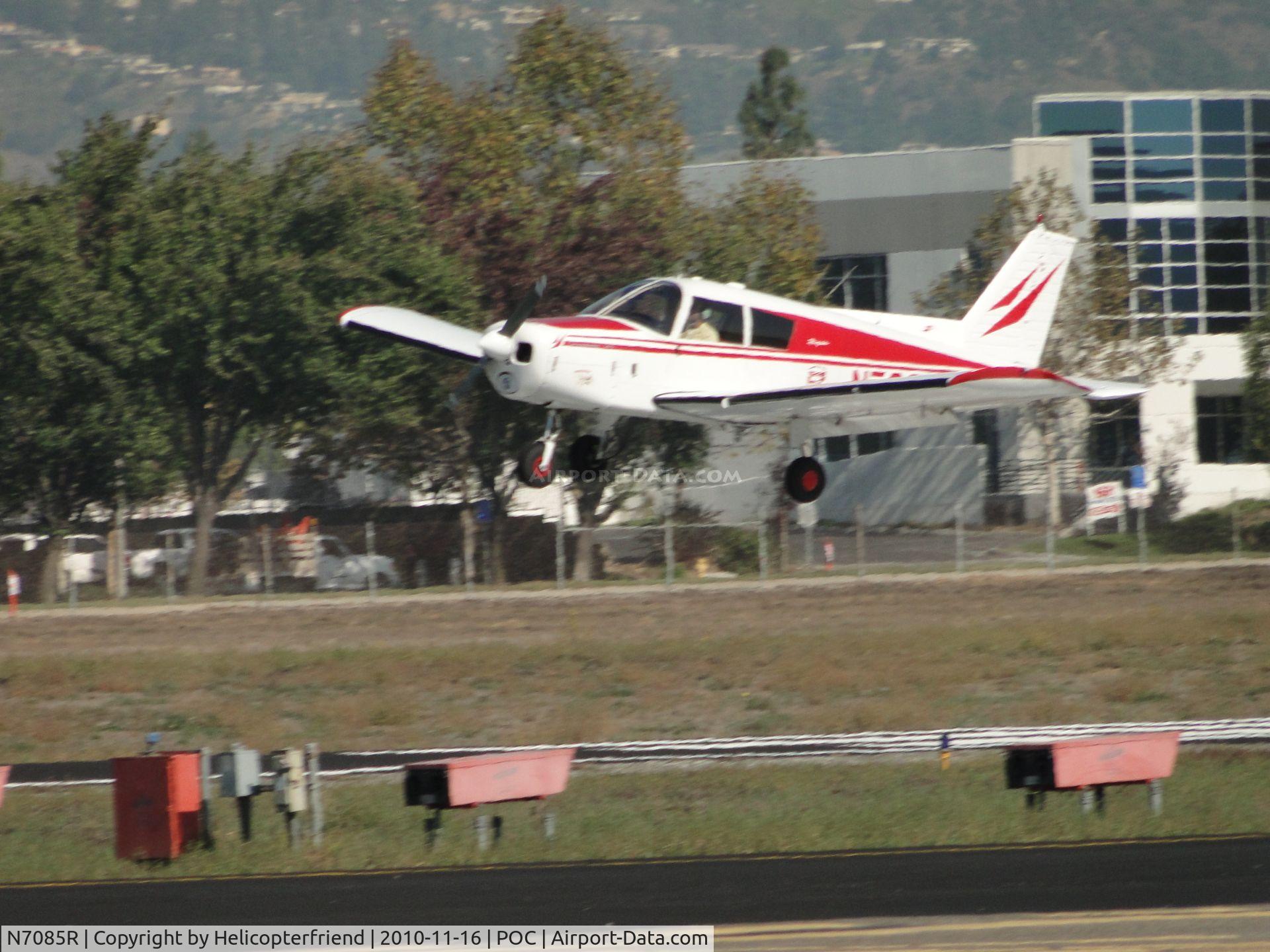 N7085R, 1966 Piper PA-28-140 Cherokee C/N 28-21788, Strong cross wind while landing on 26L