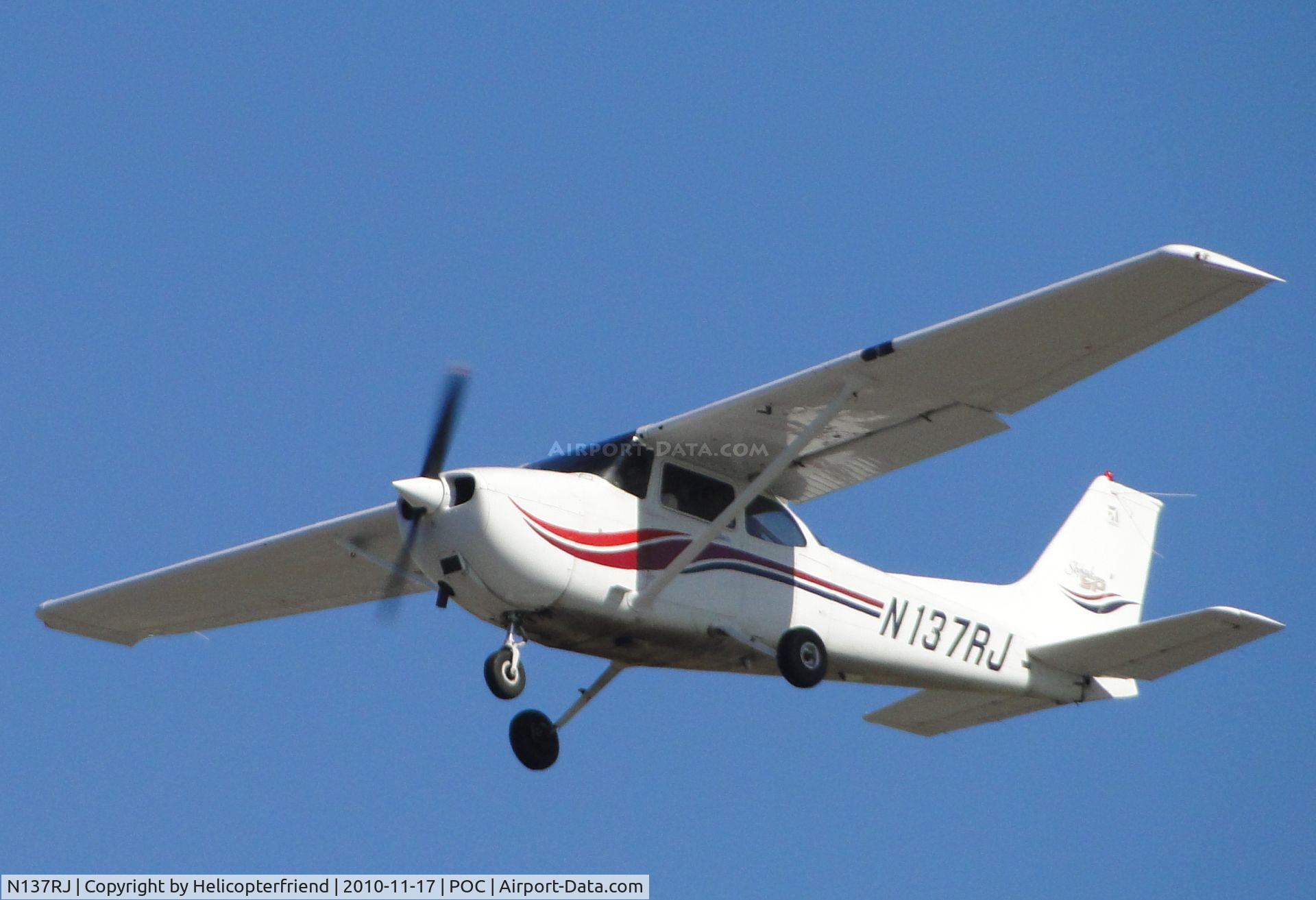 N137RJ, 1999 Cessna 172S C/N 172S8296, Flying over runway 26L