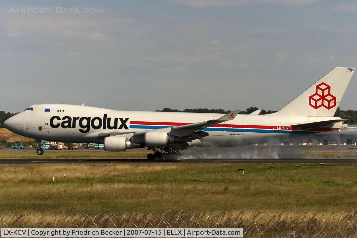 LX-KCV, 1997 Boeing 747-4R7F/SCD C/N 25868, touchdown