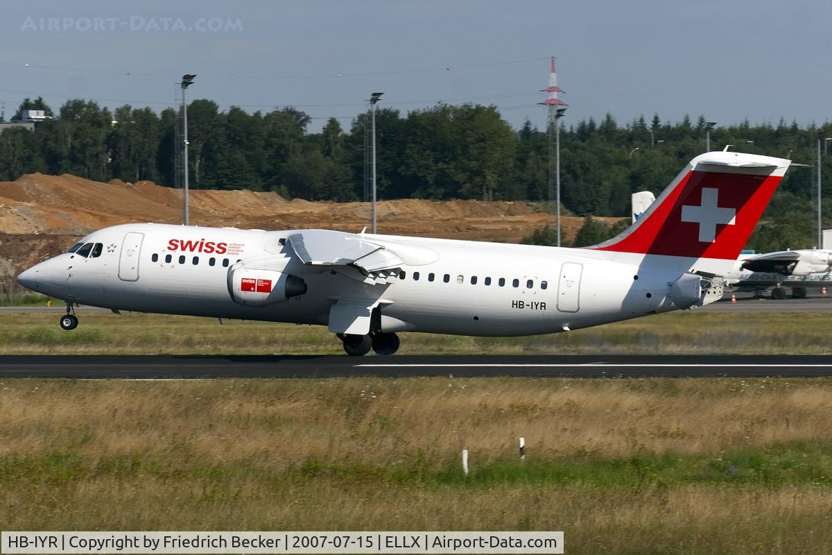 HB-IYR, 2001 British Aerospace Avro 146-RJ100 C/N E3382, touchdown