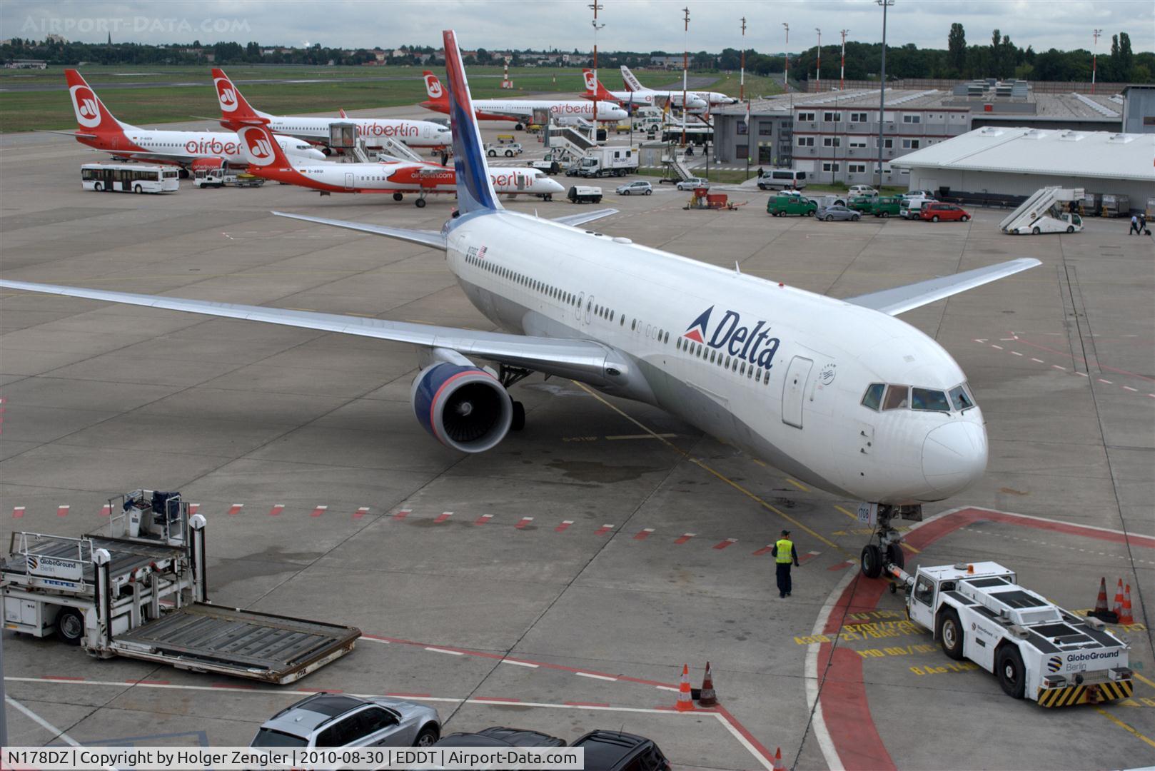 N178DZ, 2000 Boeing 767-332/ER C/N 30596, Get pushed out for a trip back to JFK.