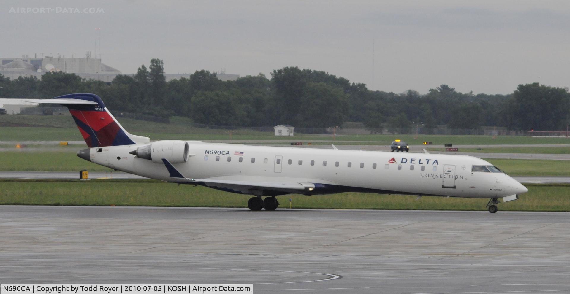 N690CA, 2004 Bombardier CRJ-700 (CL-600-2C10) Regional Jet C/N 10182, Stormy day in MSP