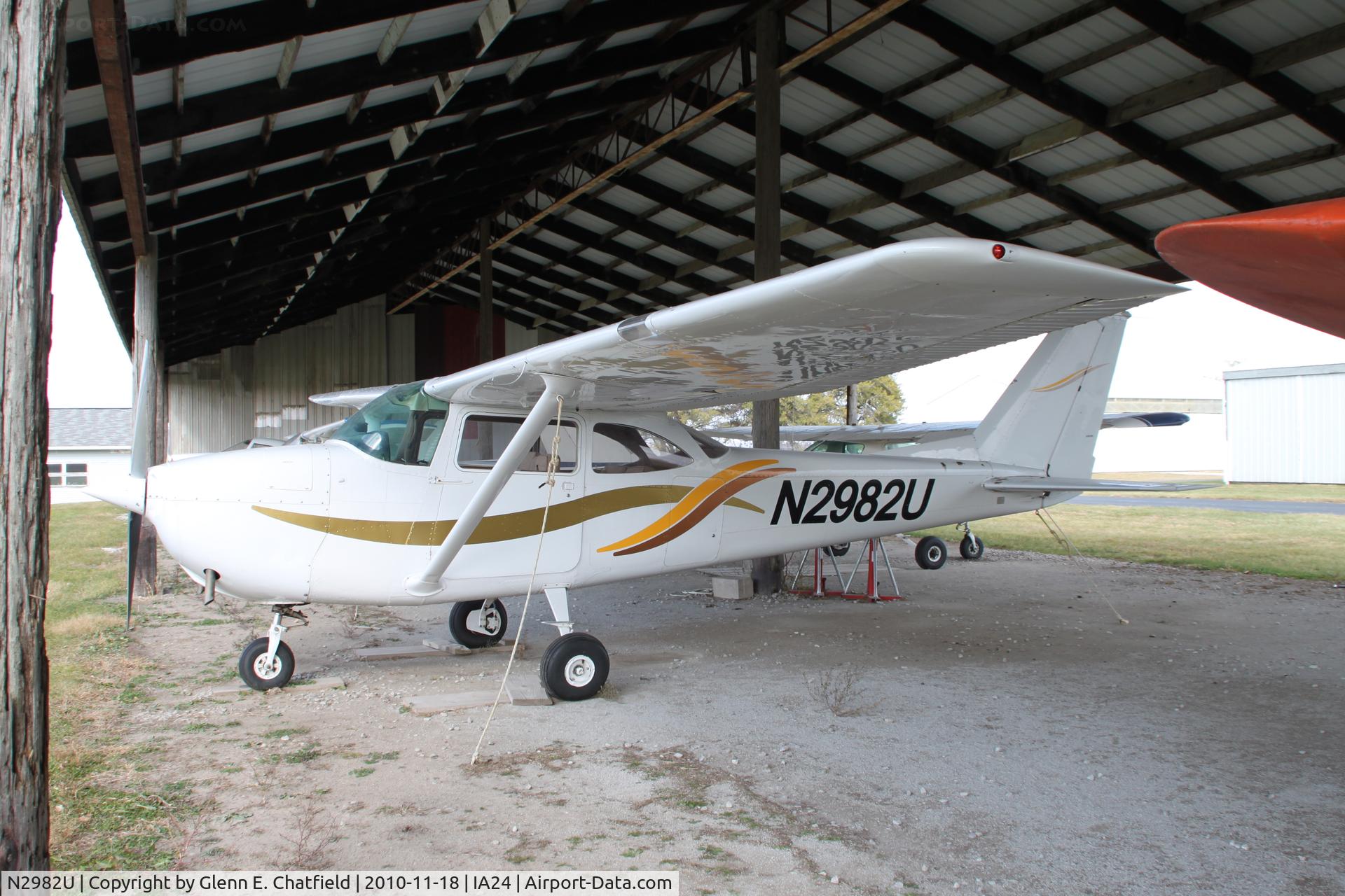 N2982U, 1966 Cessna 172G C/N 17254808, Parked.