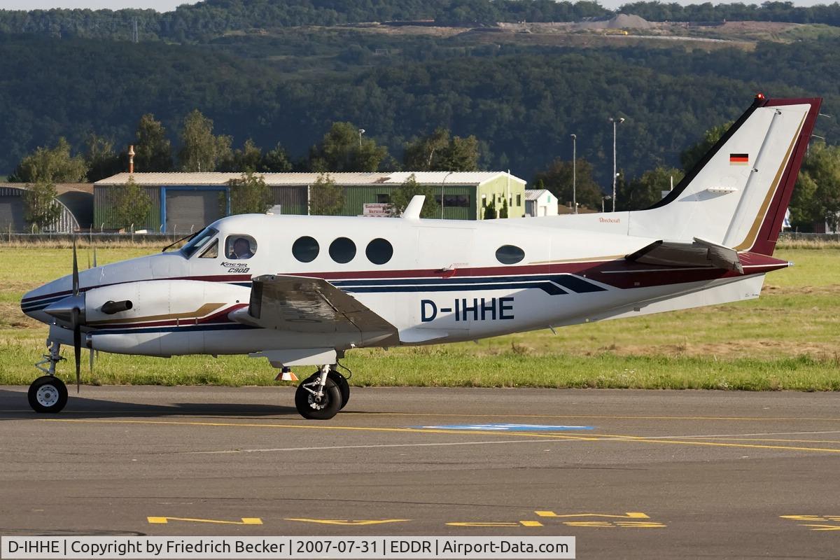 D-IHHE, Beech C90B King Air C/N LJ-1327, taxying to the apron