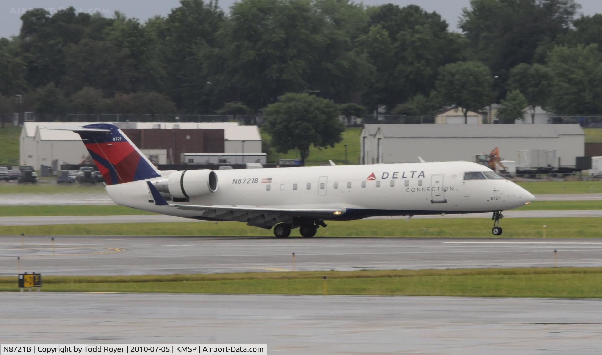 N8721B, 2002 Canadair CRJ-440 (CL-600-2B19) Regional Jet C/N 7721, Stormy day in MSP