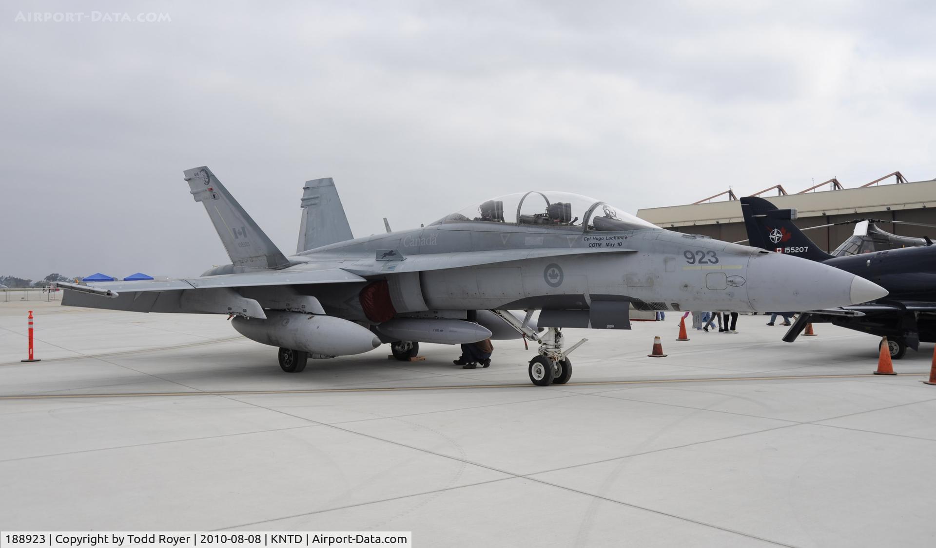 188923, 1986 McDonnell Douglas CF-188B Hornet C/N 0445/B080, Point Mugu Airshow 2010