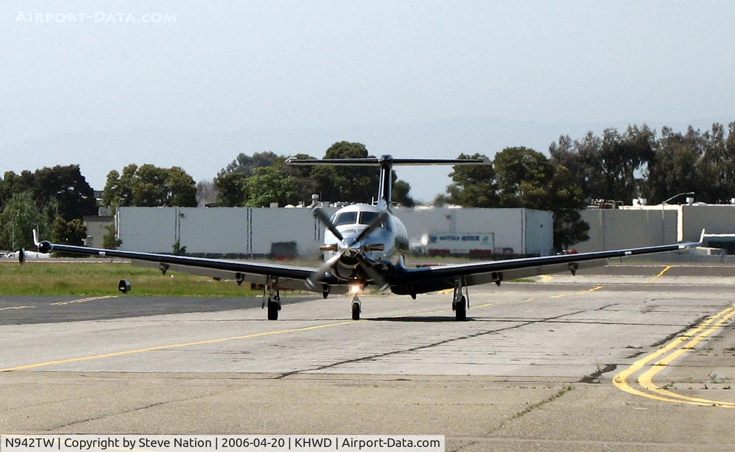 N942TW, 2005 Pilatus PC-12/45 C/N 636, Head-on shot of 2005 Pilatus PC-12/45 arriving @ Hayward, CA