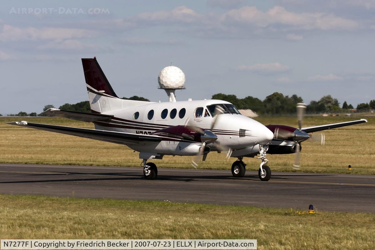 N7277F, 2007 Hawker Beechcraft Corp C90GT C/N LJ-1837, taxying to the active