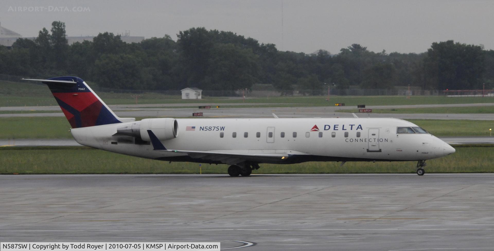 N587SW, 1995 Canadair CRJ-100ER (CL-600-2B19) C/N 7062, Stormy day in MSP