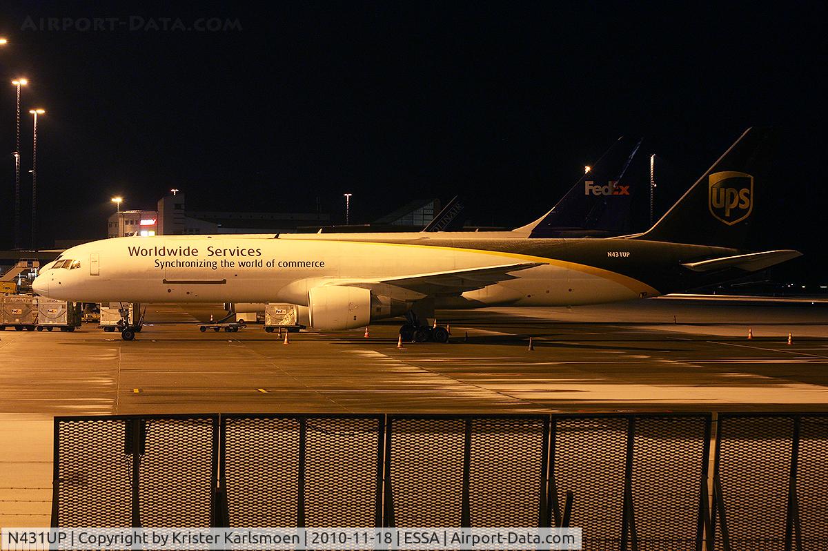 N431UP, 1993 Boeing 757-24APF C/N 25462, Standing at the Cargo.