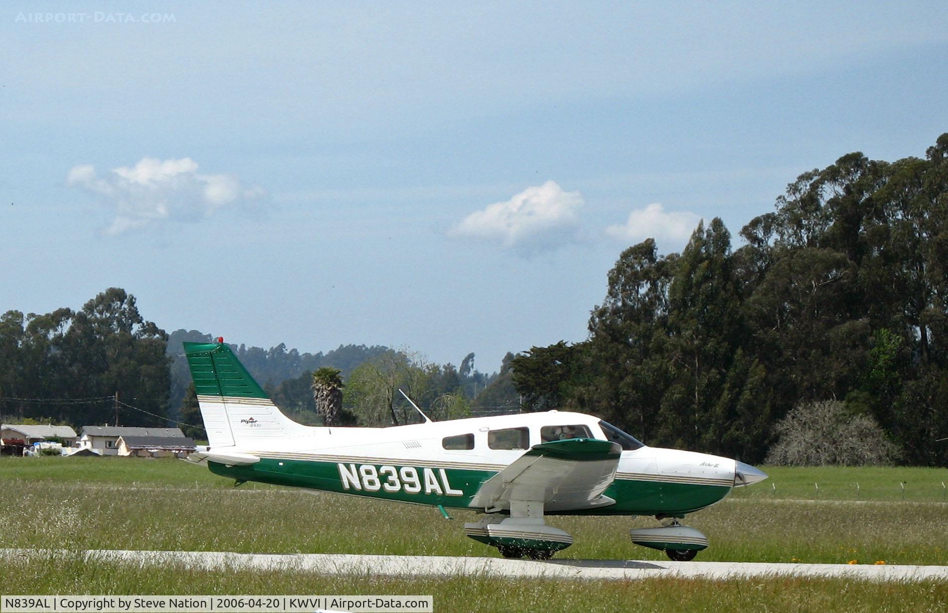 N839AL, 2000 Piper PA-28-181 C/N 2843412, 2000 Piper PA-28-181 taxis @ Watsonville, CA