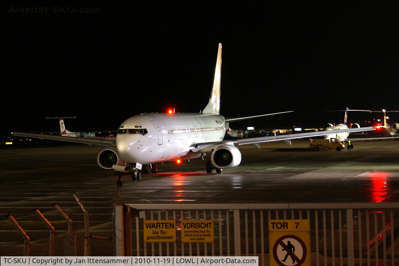 TC-SKU, 2000 Boeing 737-883 C/N 30194, TC-SKU @ Linz Airport