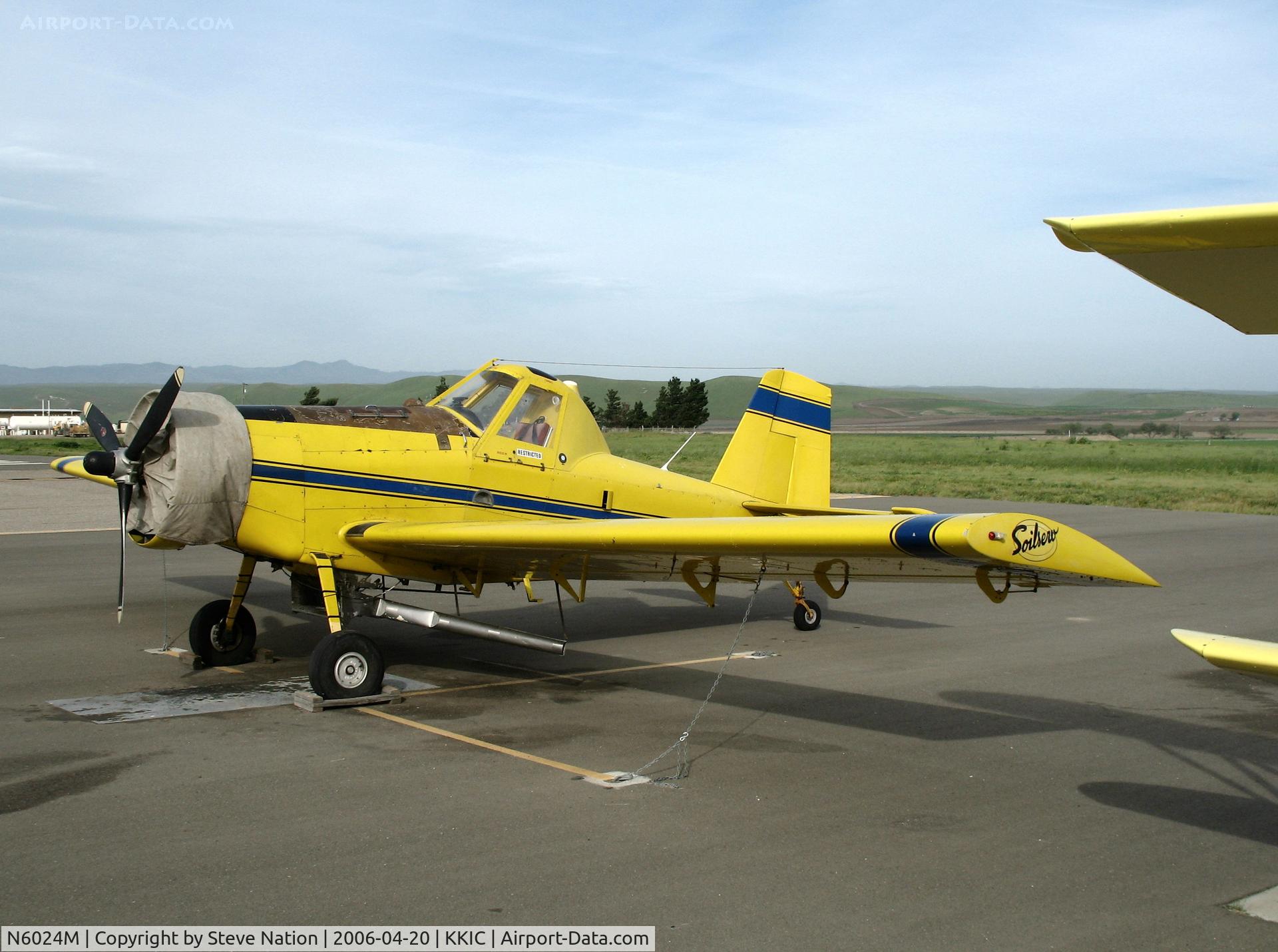 N6024M, 1994 Air Tractor AT-401 C/N 401-0949, Soilserv Air Tractor AT-401 with spreader and engine cover @ Mesa Del Rey Airport, King City, CA (destroyed Dec 6, 2007 when aircraft failed to pull out of turn and hit high ground while applying wheat seed NW of King City, CA; pilot OK)
