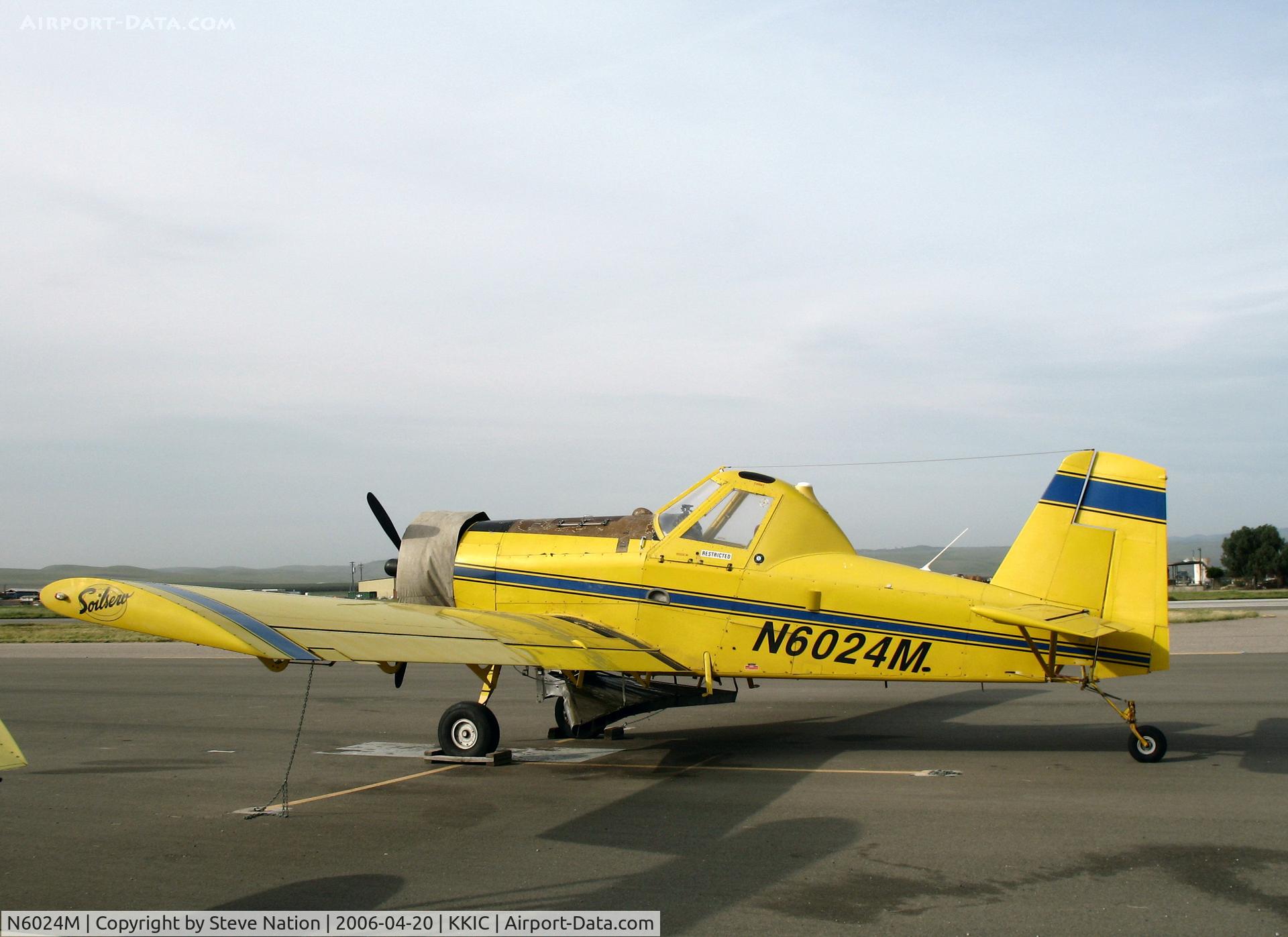 N6024M, 1994 Air Tractor AT-401 C/N 401-0949, Soilserv Air Tractor AT-401 with spreader and engine cover @ Mesa Del Rey Airport, King City, CA (destroyed Dec 6, 2007 when aircraft failed to pull out of turn and hit high ground while applying wheat seed NW of King City, CA; pilot OK)