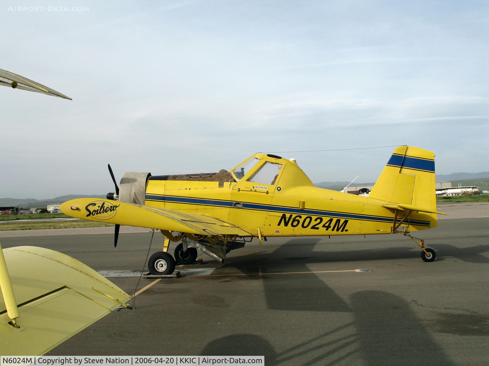 N6024M, 1994 Air Tractor AT-401 C/N 401-0949, Soilserv Air Tractor AT-401 with spreader and engine cover @ Mesa Del Rey Airport, King City, CA (destroyed Dec 6, 2007 when aircraft failed to pull out of turn and hit high ground while applying wheat seed NW of King City, CA; pilot OK)