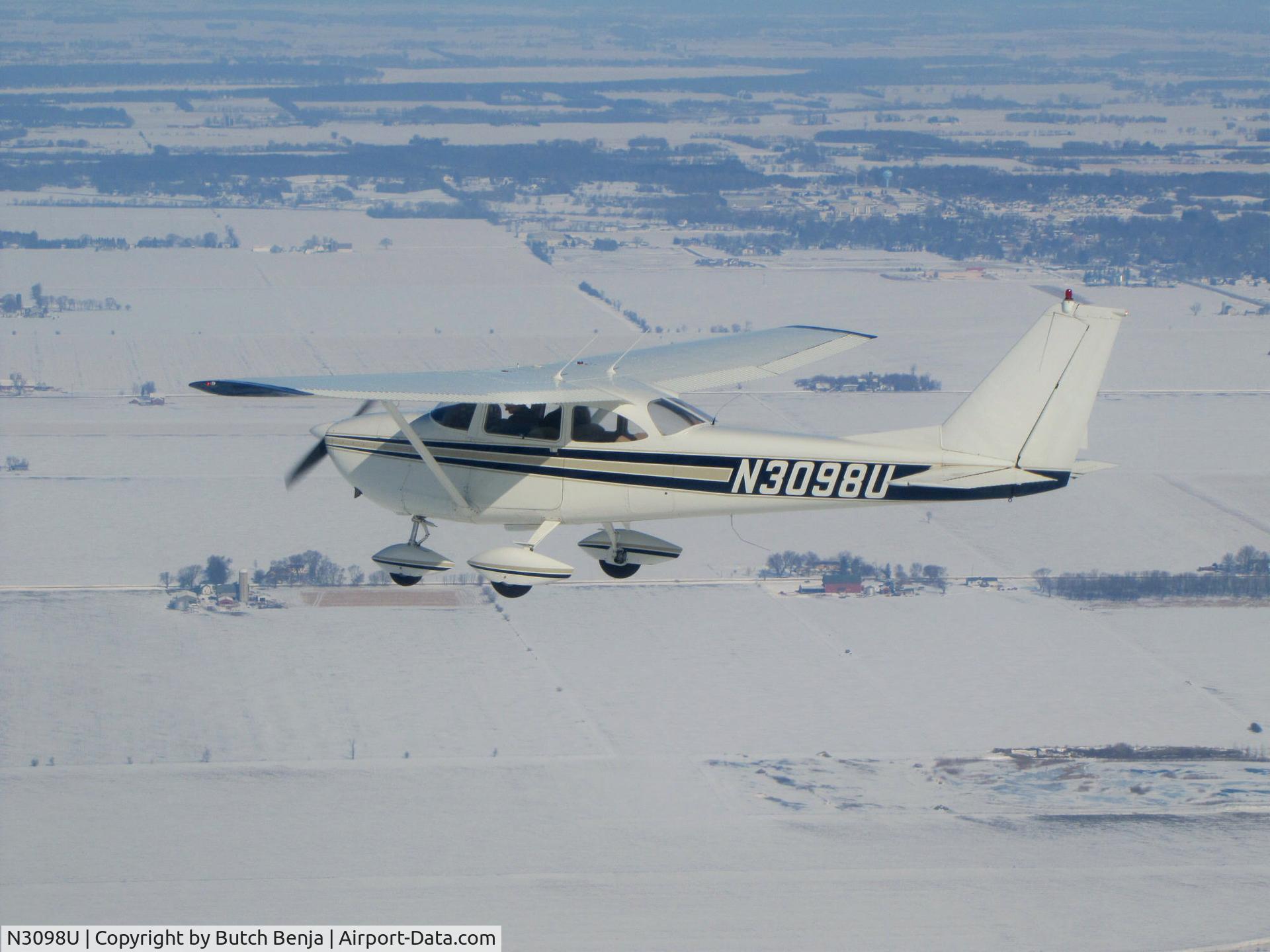 N3098U, 1963 Cessna 172E C/N 17250698, Photo taken en route to Janesville for Sunday morning breakfast.