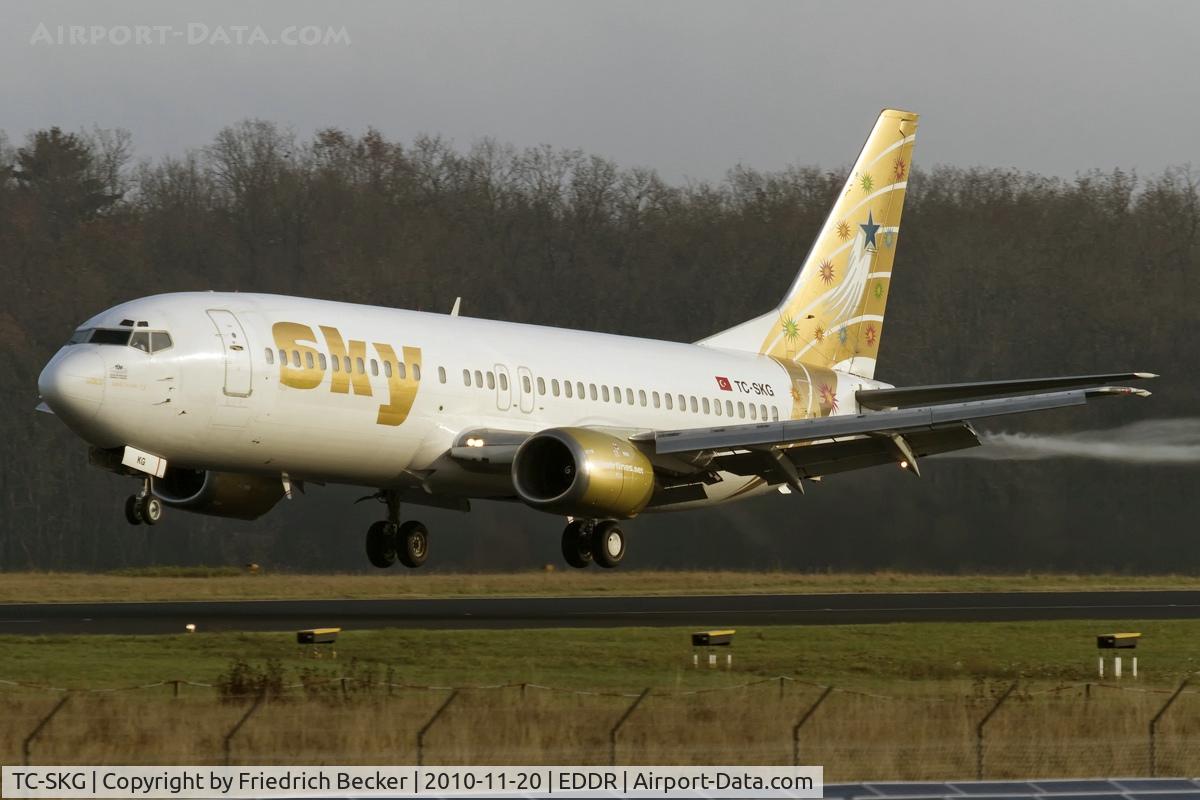 TC-SKG, 1991 Boeing 737-4Q8 C/N 25371, Gold moments prior touchdown