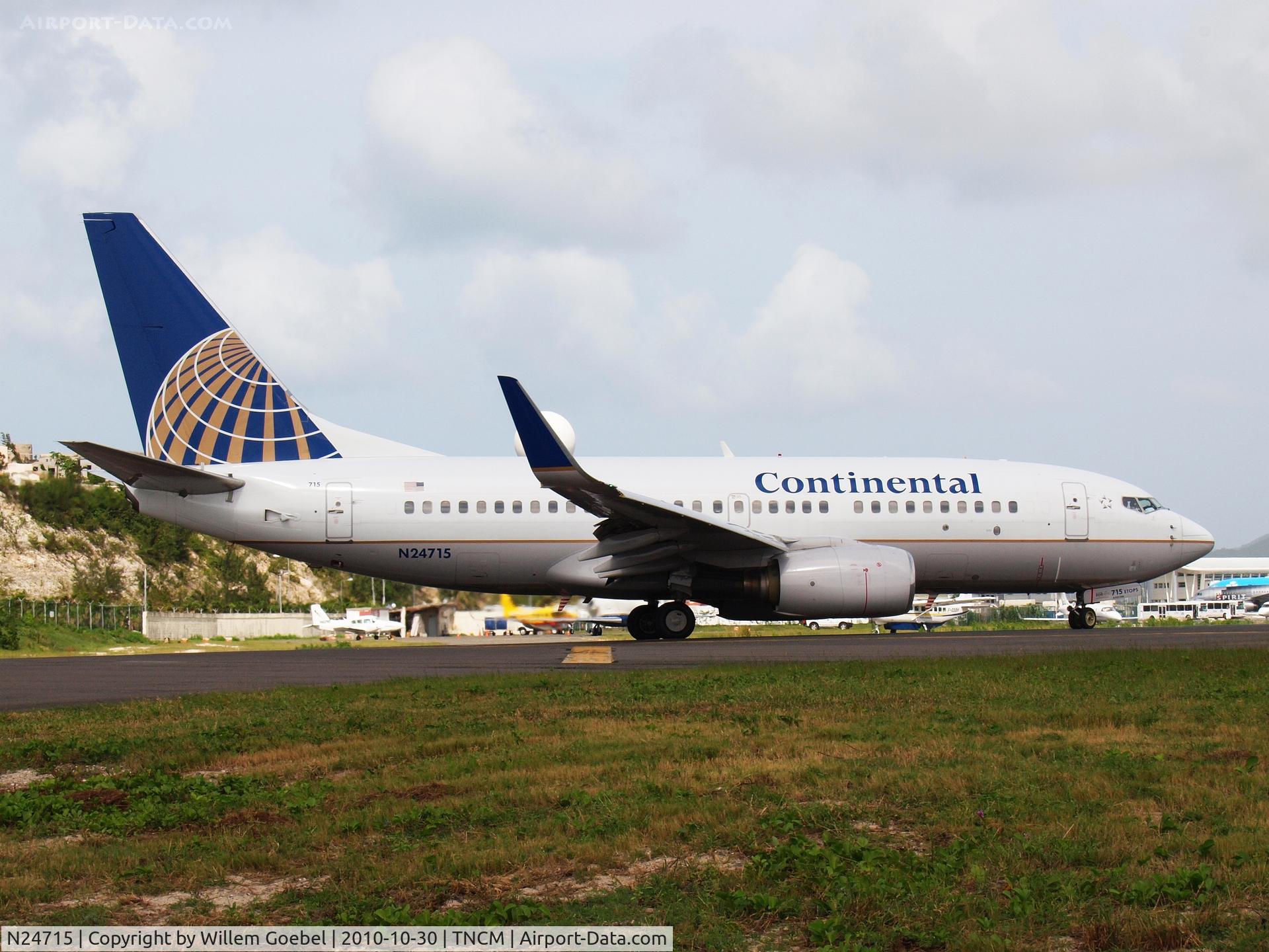 N24715, 1998 Boeing 737-724 C/N 28786, Ready for take off of Prinses Juliana Airport St Maarten