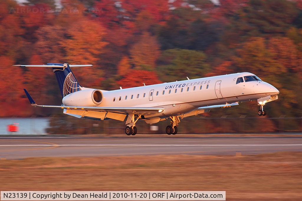 N23139, 2003 Embraer ERJ-145XR (EMB-145XR) C/N 145731, United Express (ExpressJet Airlines) N23139 (FLT BTA2780) from Houston Bush Intercontinental Airport (KIAH) landing RWY 23. It was a nice surprise to see the United Express titles on this one and to catch it in nice light along with the fall colors.
