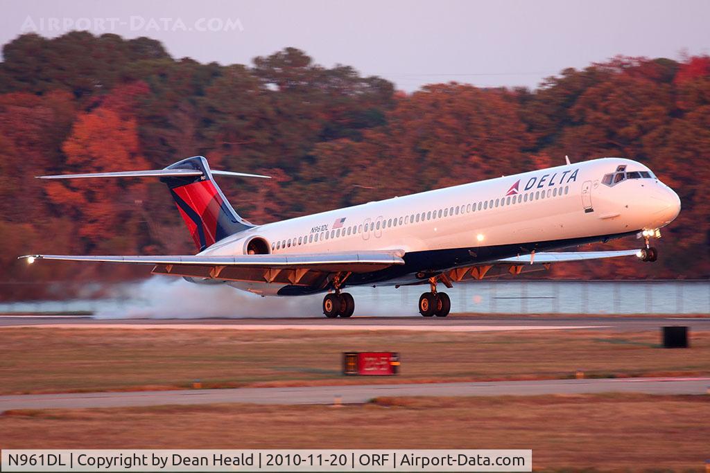 N961DL, 1990 McDonnell Douglas MD-88 C/N 49980, Delta Air Lines N961DL (FLT DAL348) from Hartsfield-Jackson Atlanta Int'l (KATL) landing RWY 23.