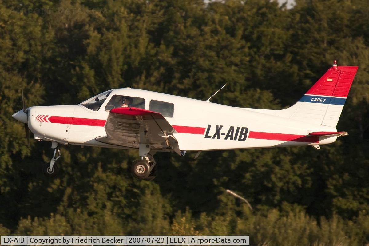 LX-AIB, 1989 Piper PA-28-161 Cadet C/N 2841086, short final RW06