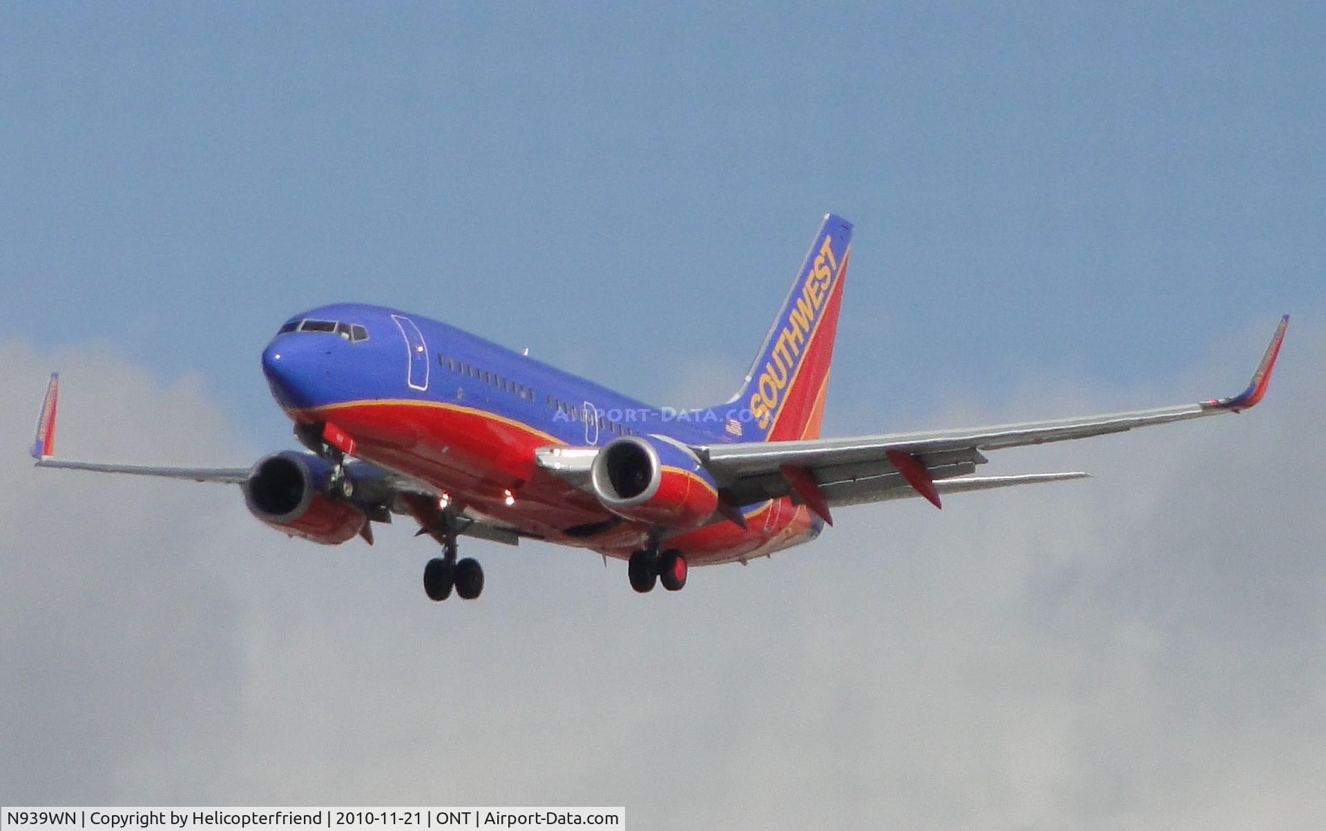 N939WN, 2009 Boeing 737-7H4 C/N 36646, On final to runway 26R