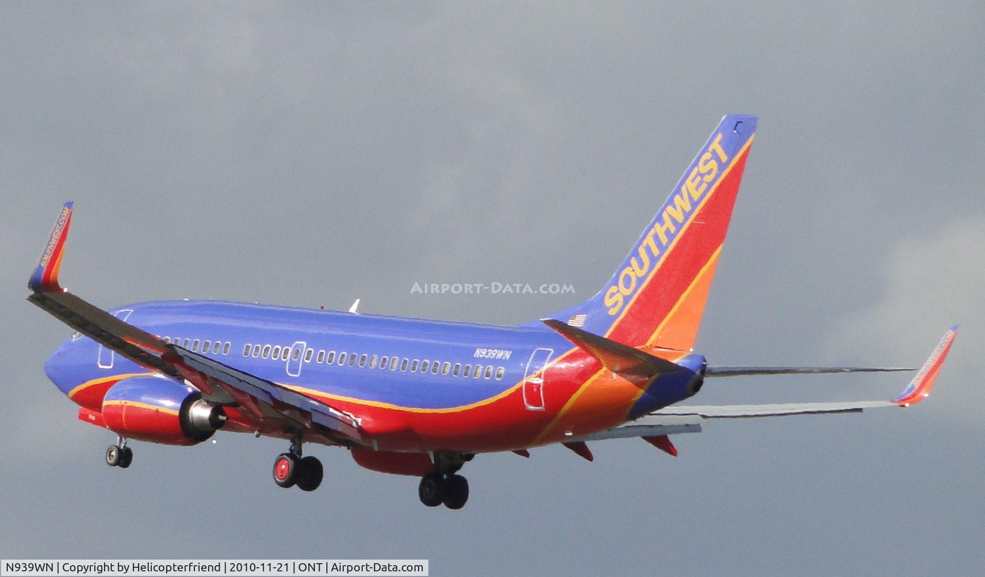 N939WN, 2009 Boeing 737-7H4 C/N 36646, Over the outer fence to runway 26R
