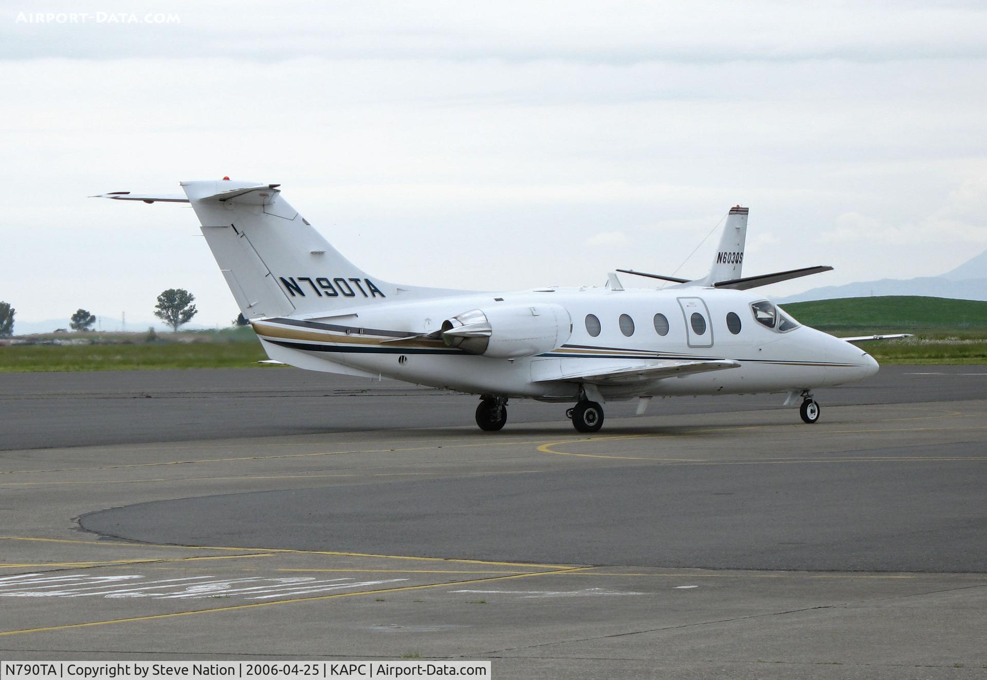 N790TA, 1999 Raytheon Beechjet 400A/Nextant N400XT C/N RK-252, Flight Options 1999 Raytheon 400Ataxis for departure at Napa County Airport, CA
