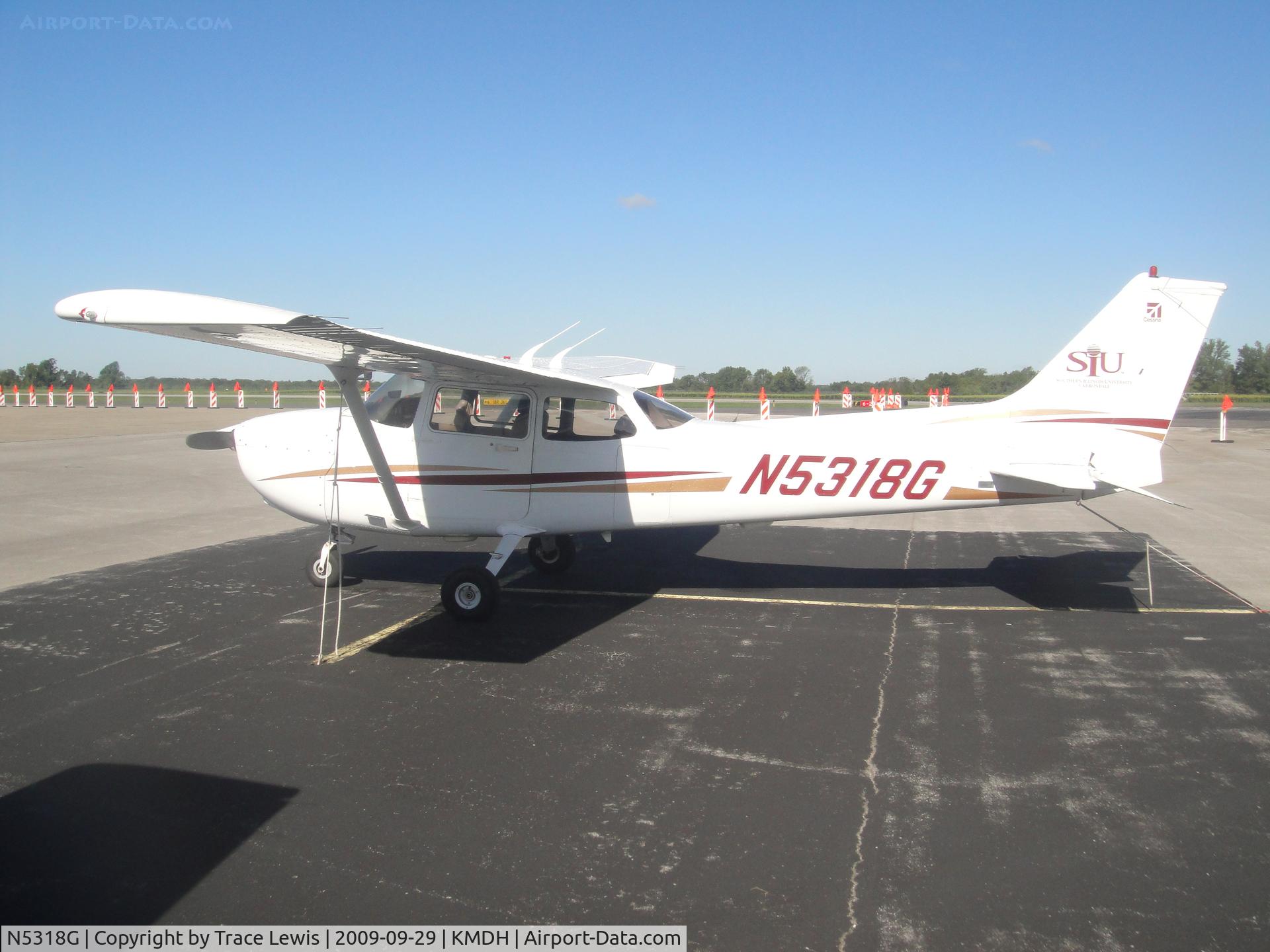 N5318G, 2003 Cessna 172R C/N 17281155, On the SIU ramp