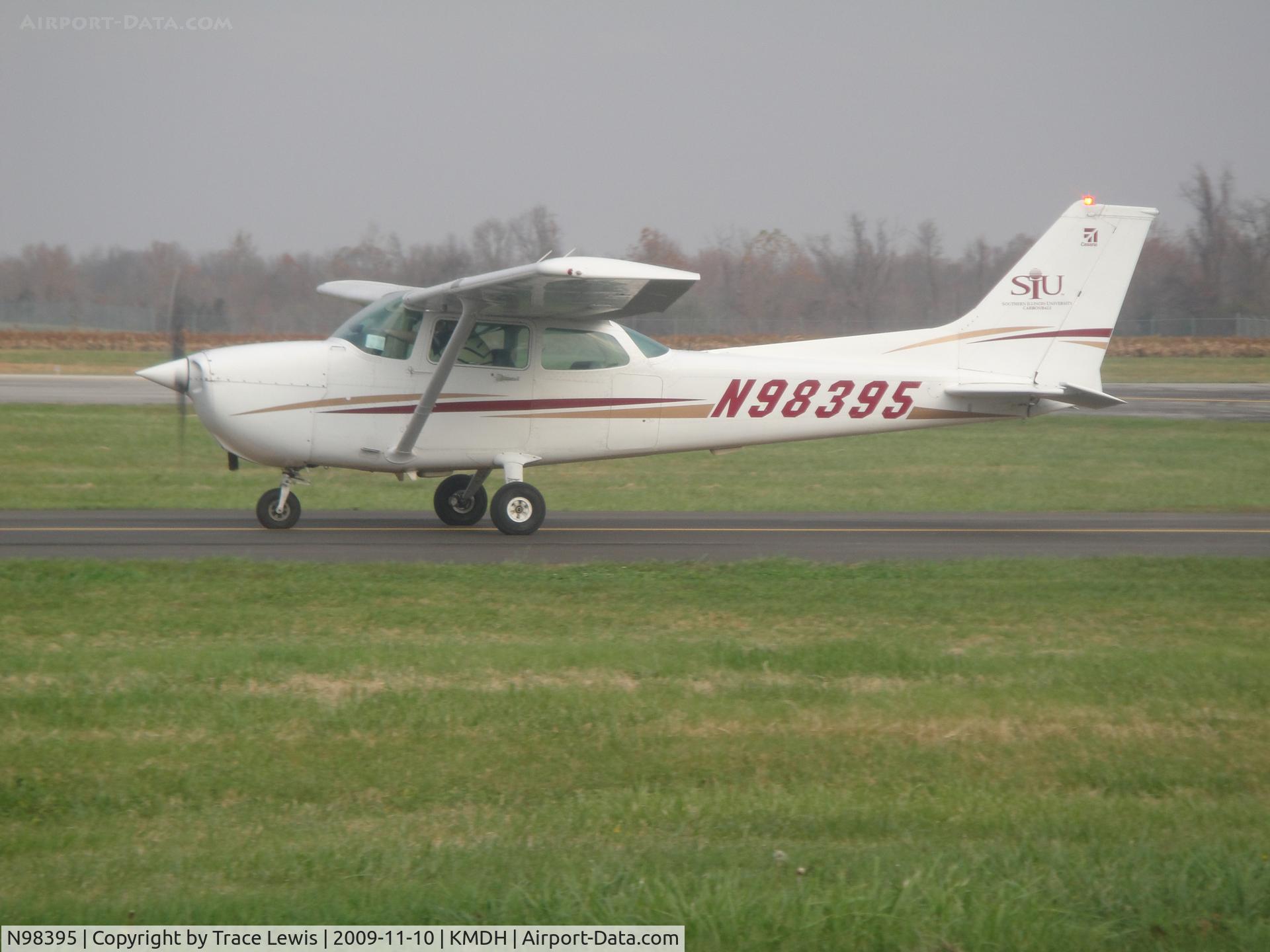 N98395, 1985 Cessna 172P C/N 17276285, Taxi out from SIU