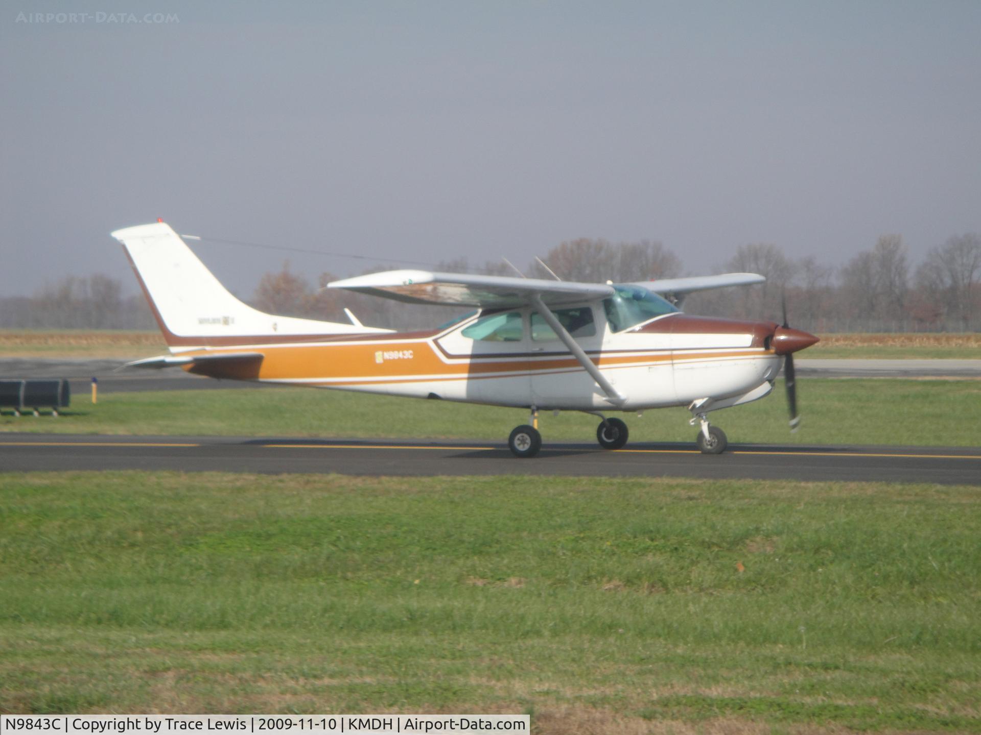 N9843C, 1978 Cessna R182 Skylane RG C/N R18200463, Skylane taxi into SIU