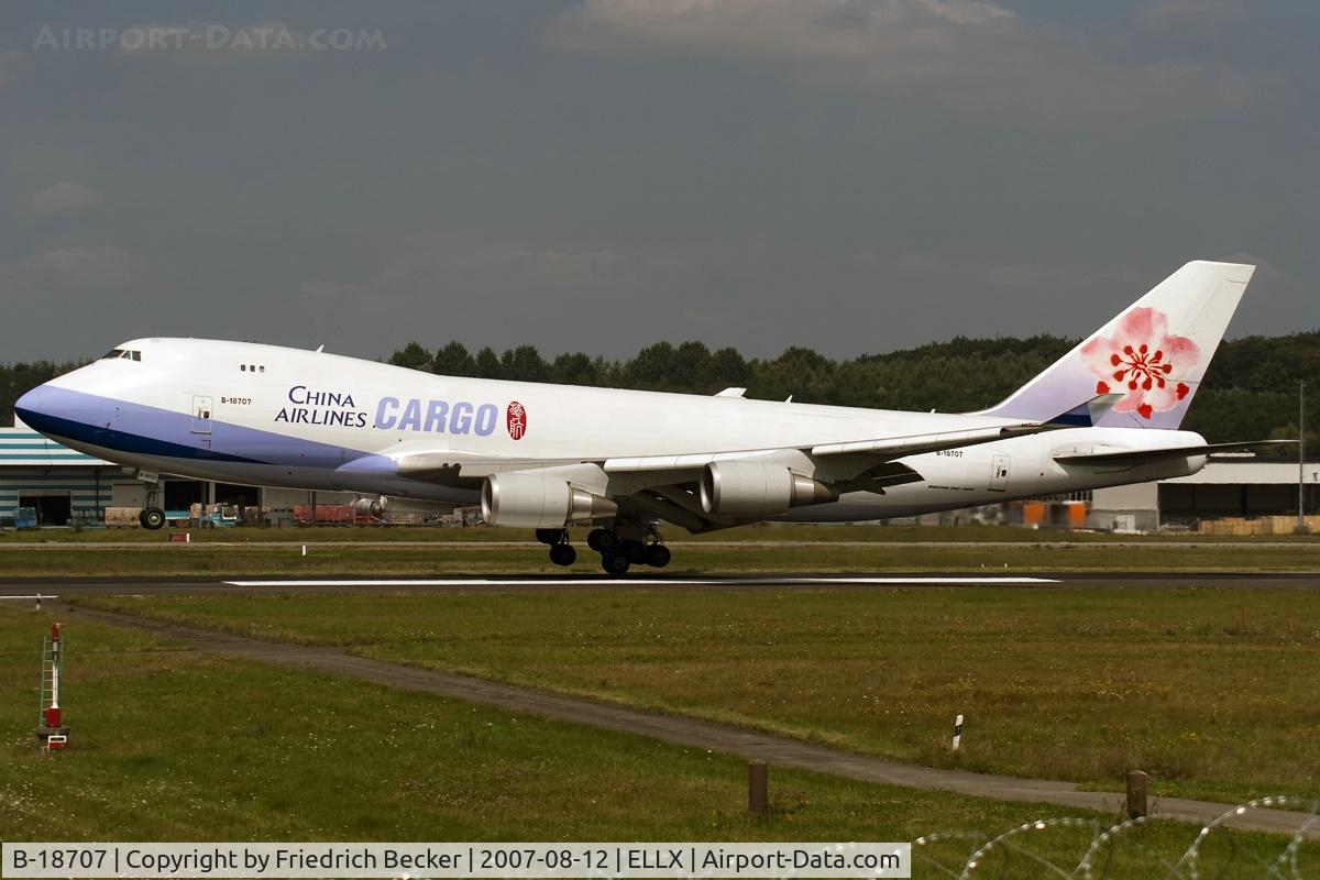 B-18707, 2001 Boeing 747-409F/SCD C/N 30764, moments prior touchdown