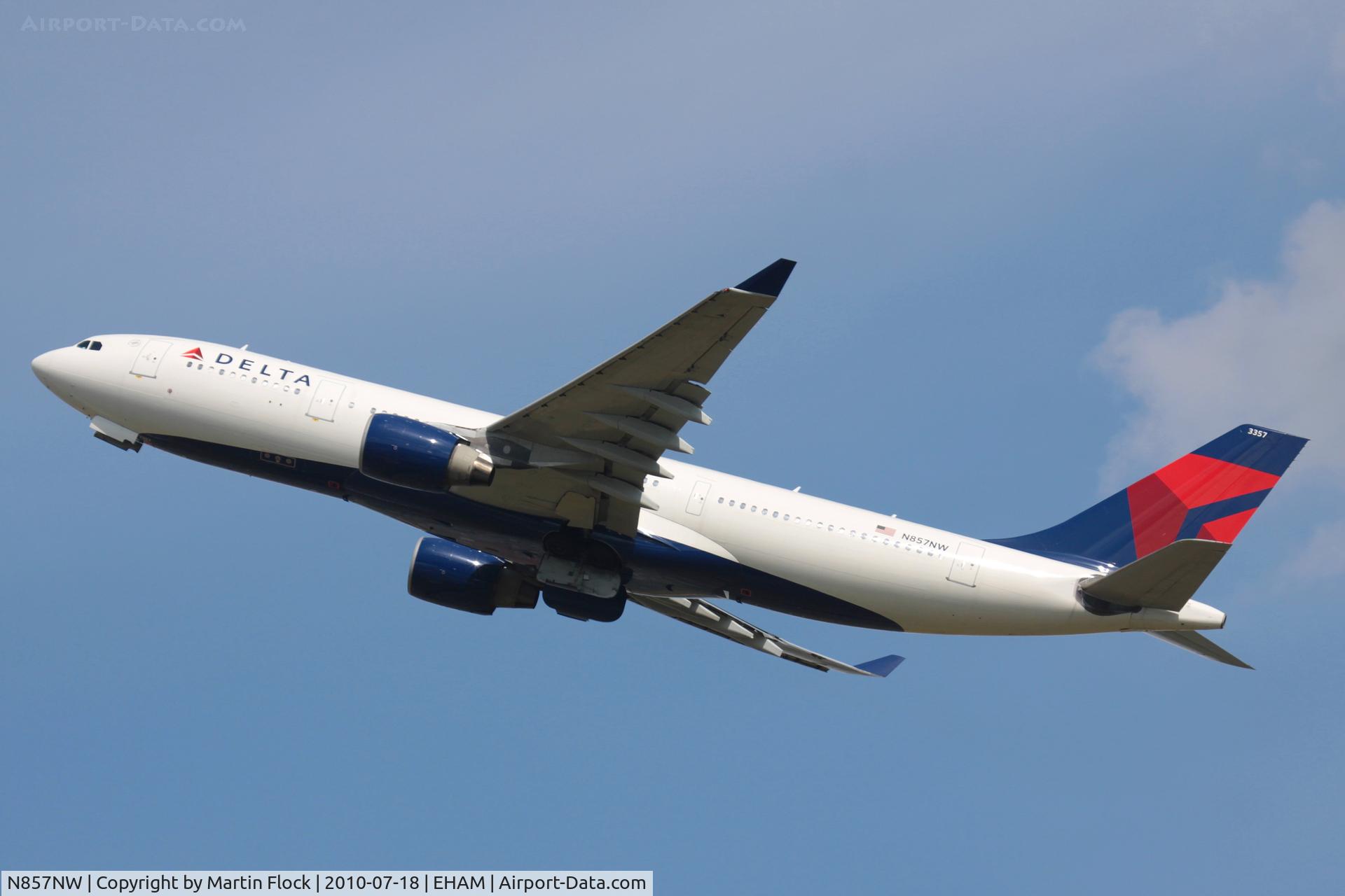 N857NW, 2004 Airbus A330-223 C/N 0633, .