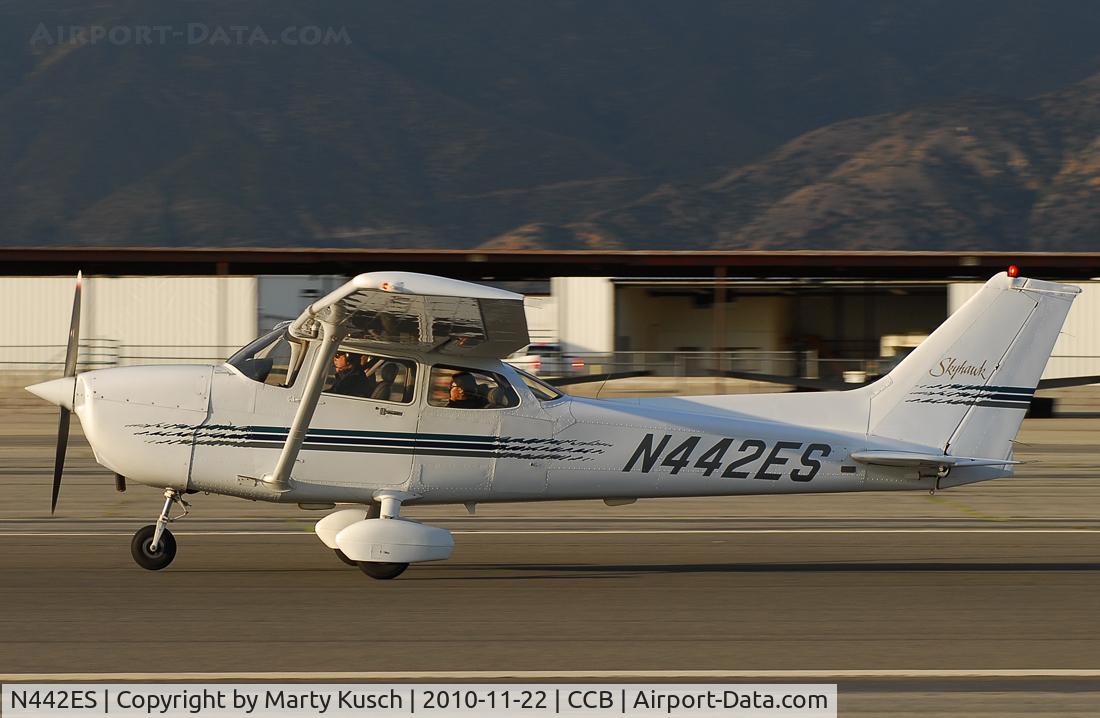 N442ES, 1998 Cessna 172R C/N 17280350, Departing Runway 24.