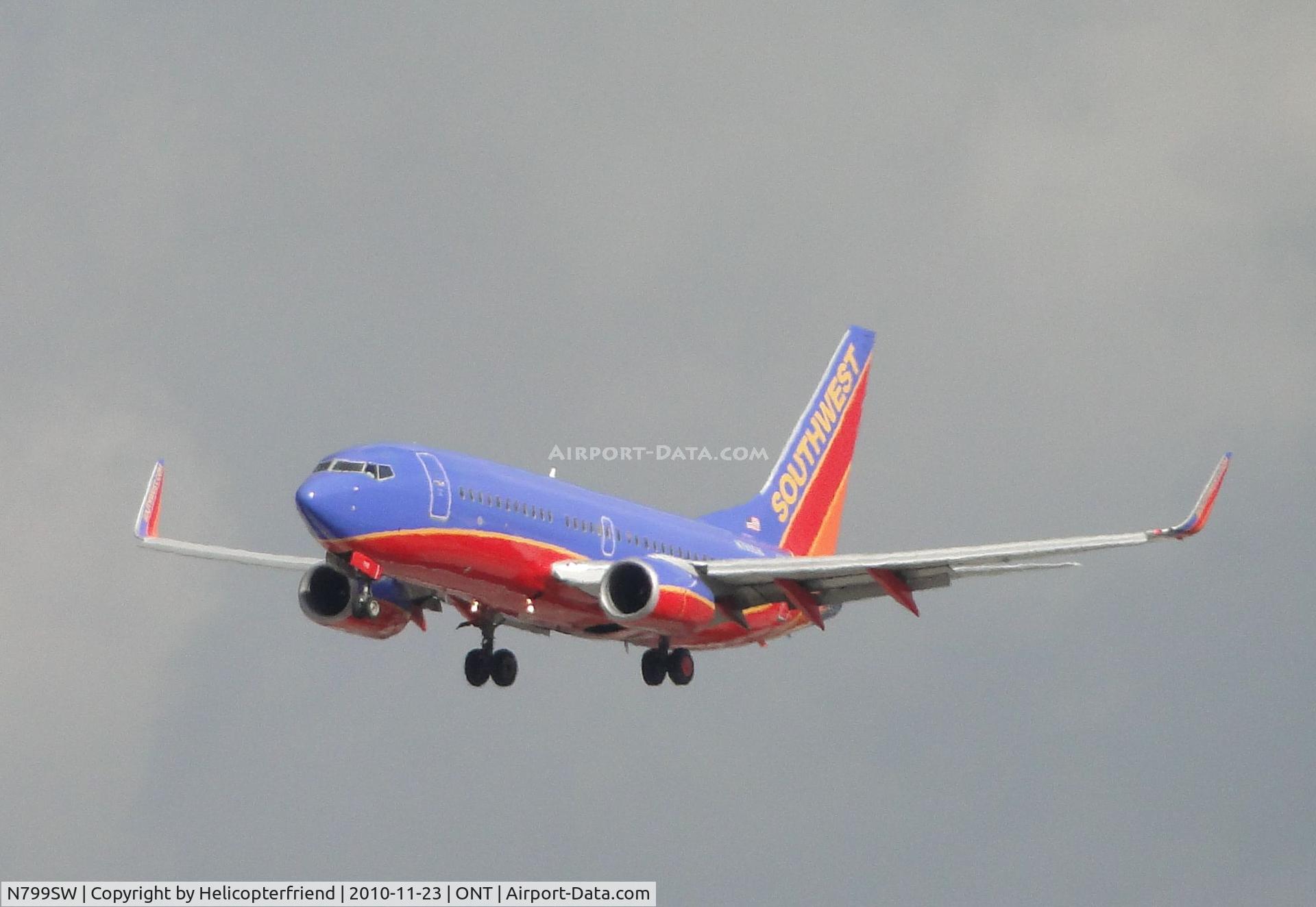 N799SW, 1998 Boeing 737-7Q8 C/N 28209, On 1/2 mile final for runway 26R