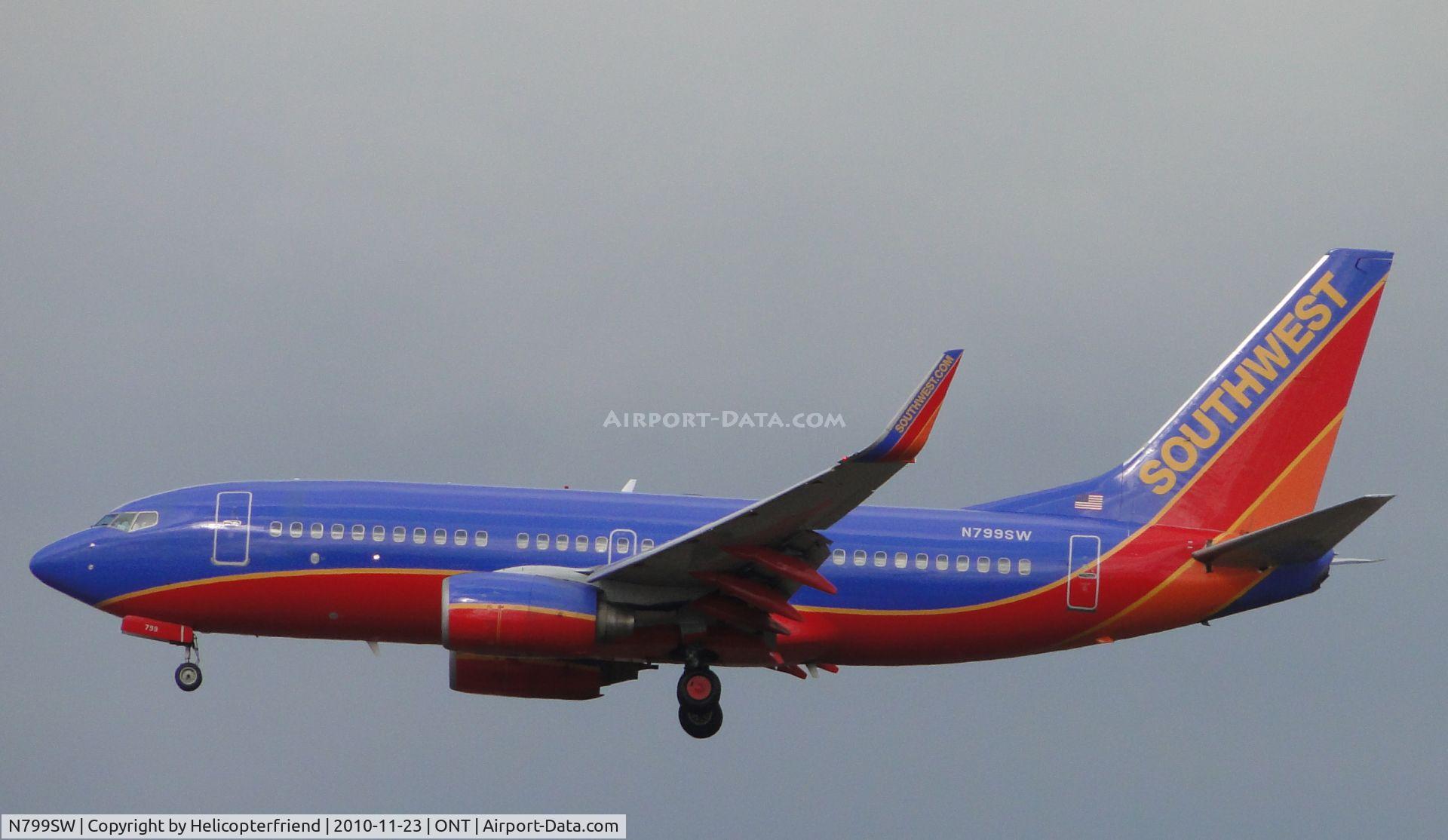 N799SW, 1998 Boeing 737-7Q8 C/N 28209, Getting ready to cross over the outer fence and land on runway 26R