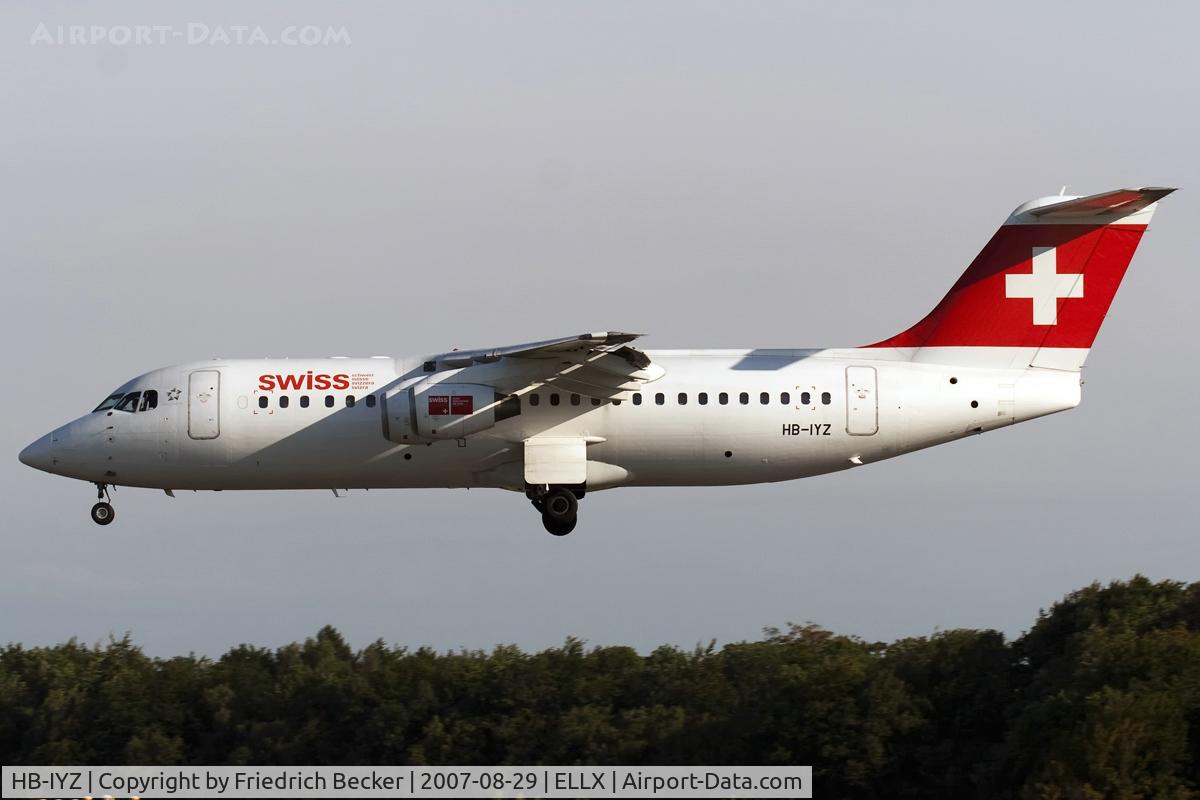 HB-IYZ, 1998 British Aerospace Avro 146-RJ100 C/N 0338, on final RW06