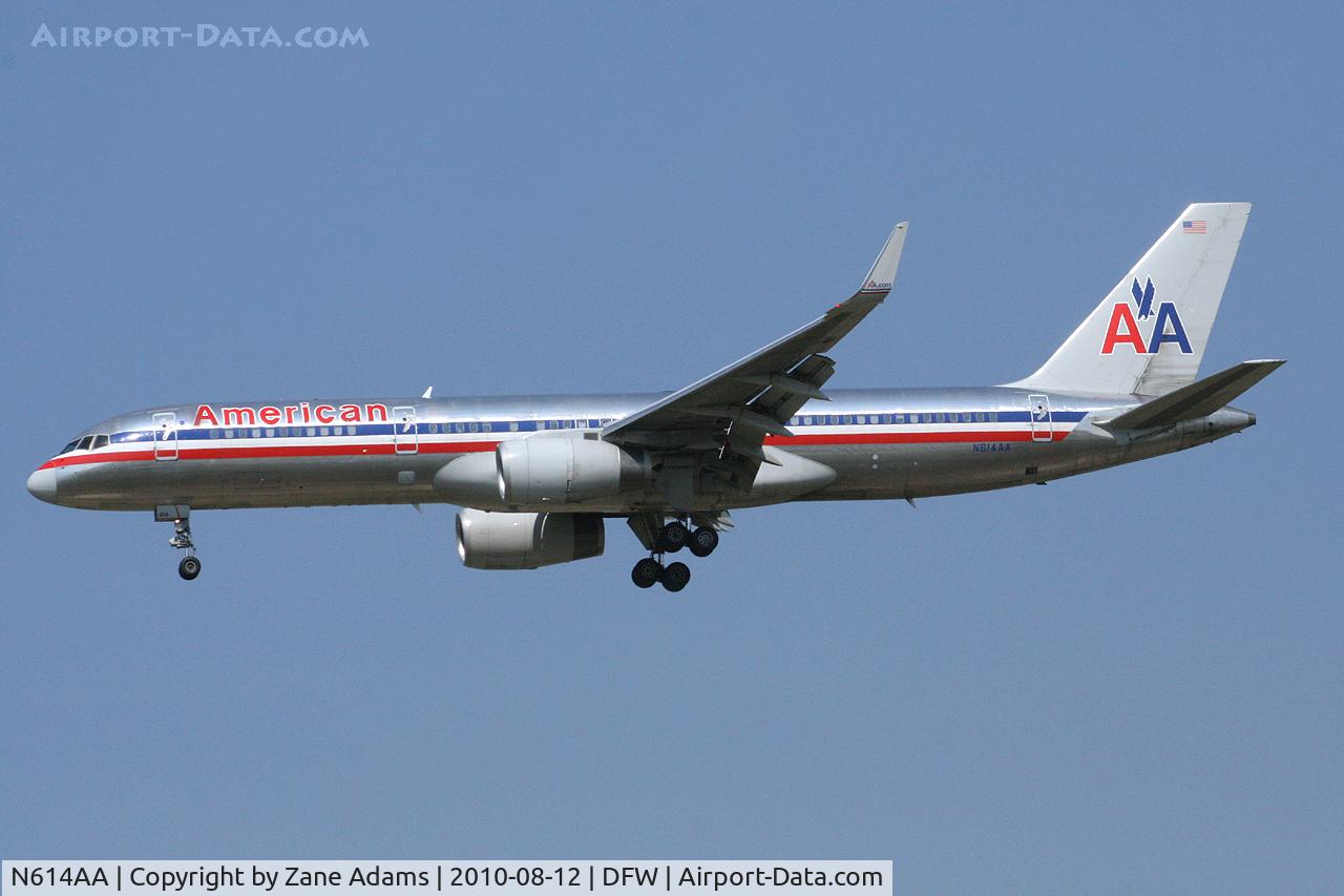 N614AA, 1989 Boeing 757-223 C/N 24490, American Airlines landing at DFW Airport