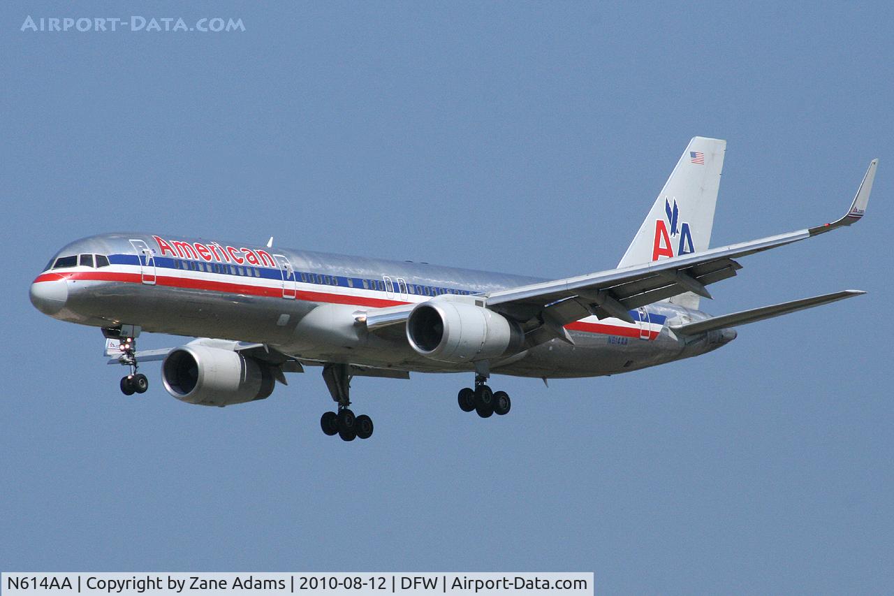 N614AA, 1989 Boeing 757-223 C/N 24490, American Airlines landing at DFW Airport
