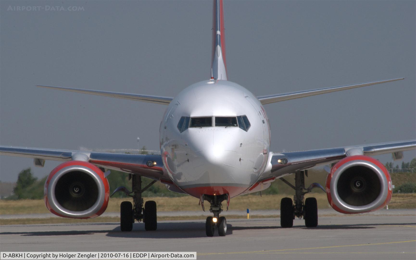 D-ABKH, 2009 Boeing 737-86J C/N 37747, Straight view into the engine .