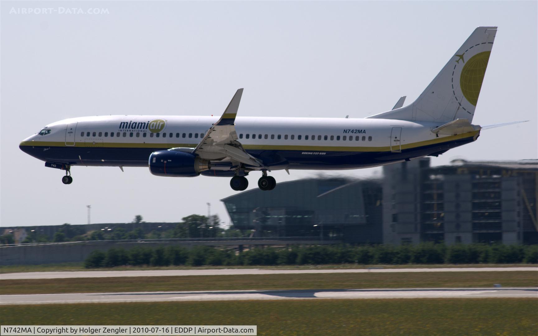 N742MA, 2001 Boeing 737-83N C/N 30675, The smallest of Middle East issus is coming down to LEJ on a sunny day.