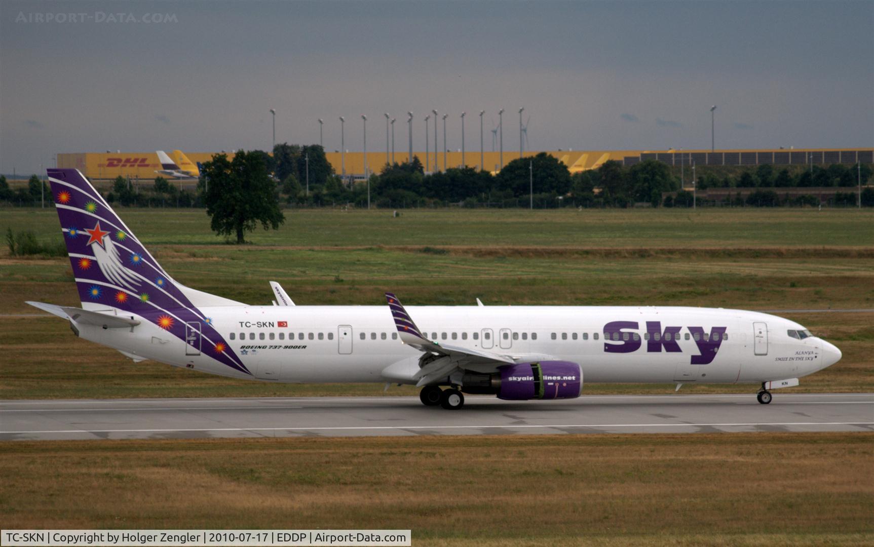 TC-SKN, 2009 Boeing 737-94X/ER C/N 36086, Purple SKY after touch down on rwy 26R.
