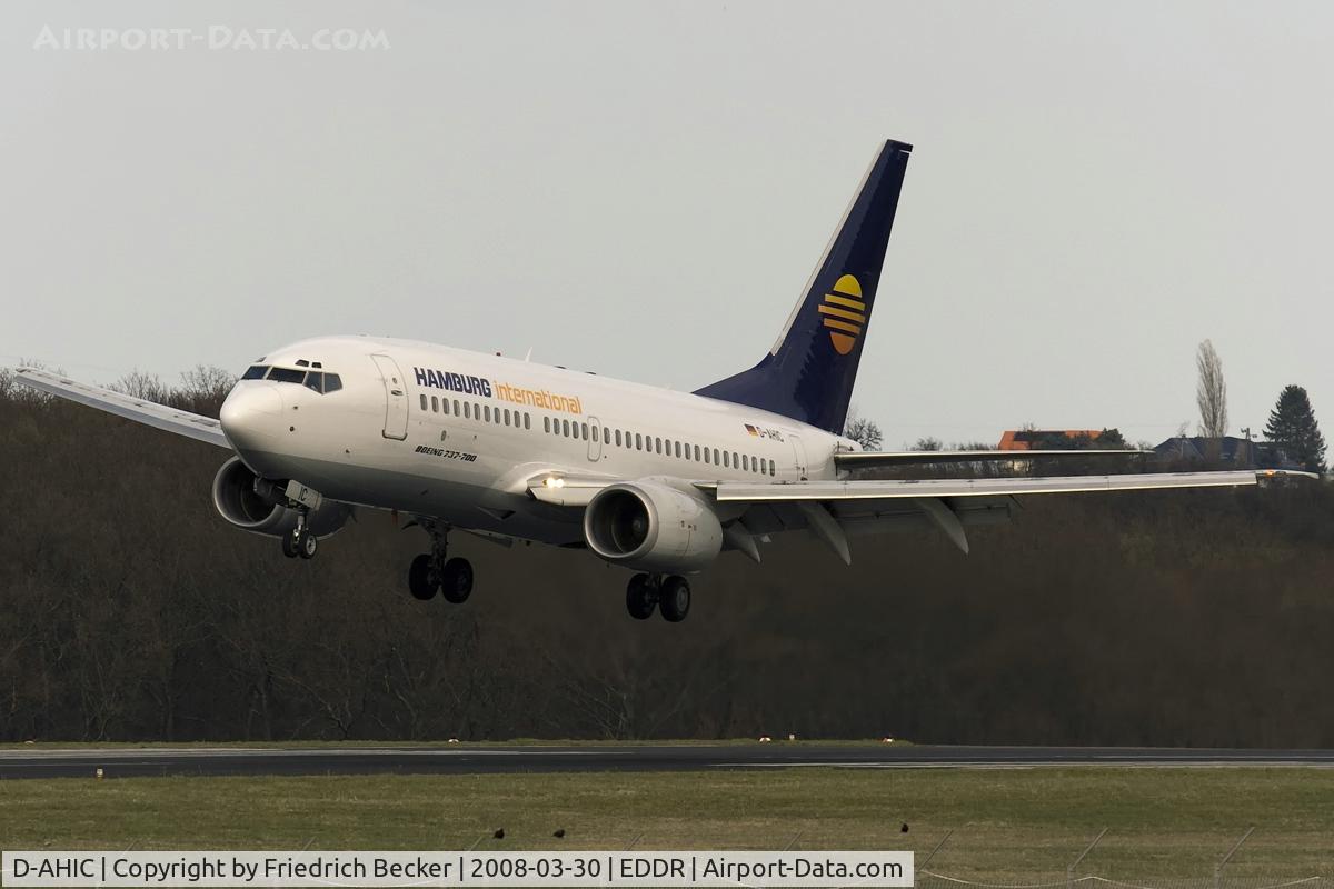 D-AHIC, 2001 Boeing 737-7BK C/N 30617, struggling with strong cross wind