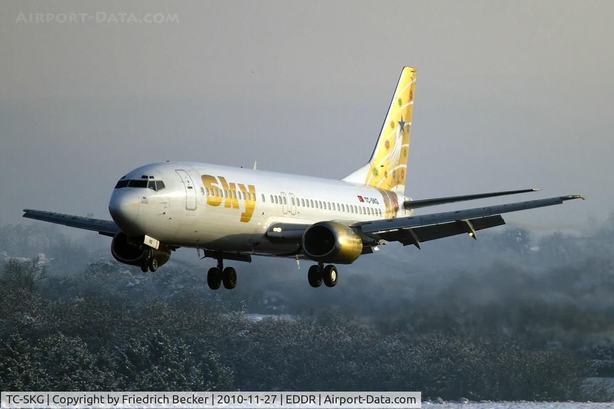 TC-SKG, 1991 Boeing 737-4Q8 C/N 25371, short final RW27 on a cold winter morning