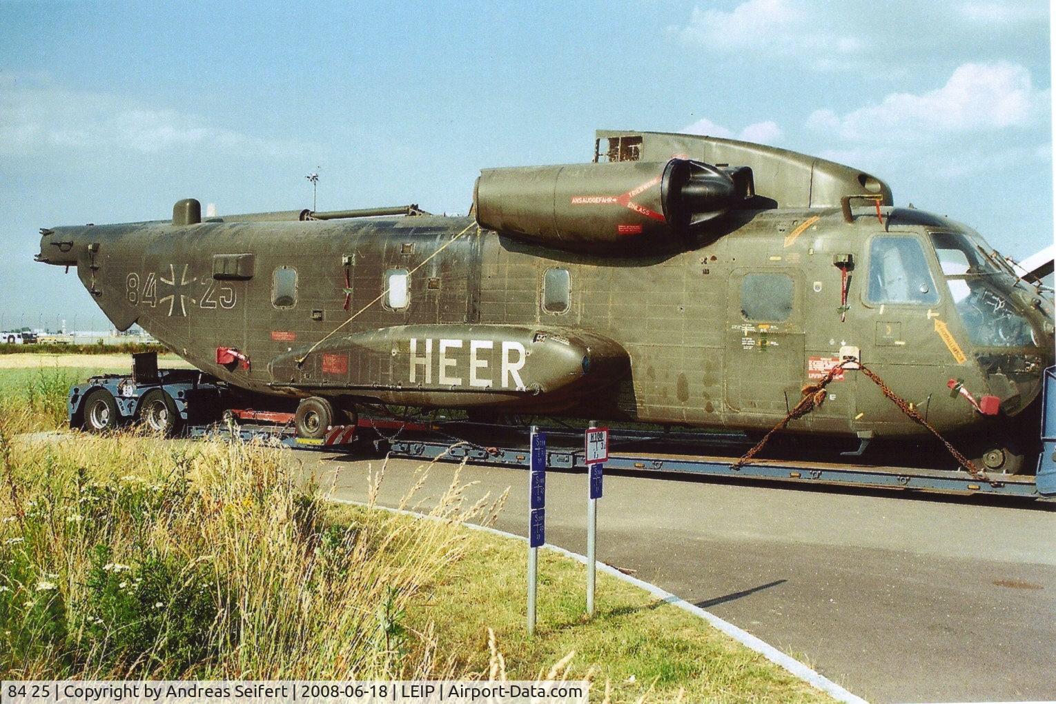 84 25, Sikorsky (VFW-Fokker) CH-53GS C/N V65-O23, die Maschine wurde am 18.6.2008 in der Nacht mit einer An-125 aus Afgahnistan eingeflogen und am auf einem Tieflader nach München gebracht. (Flown on 18.6.2008 during the night in an An-125 from Afgahnistan and brought on a low loader to Munich.)