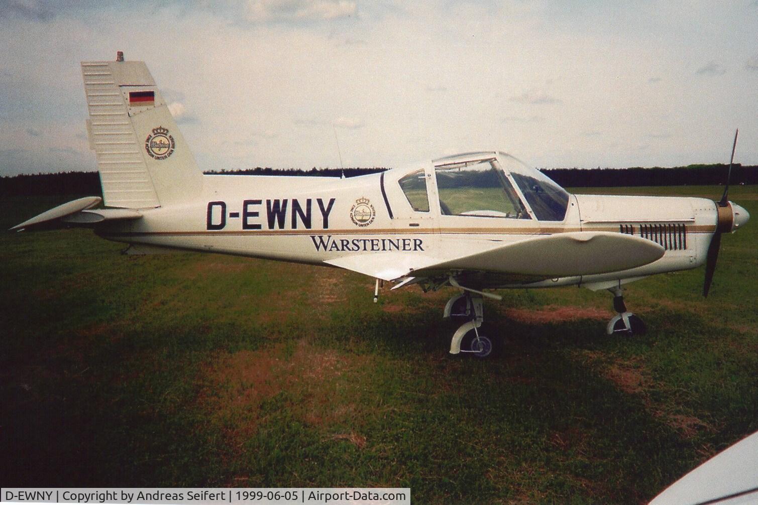 D-EWNY, Zlín Z-42M C/N 0067, das Foto wurde 5.6.1999 in Schwarzheide gemacht.die Maschine stürzte am 30.10.2010 in ein Wohngebiet
(2 Tote)