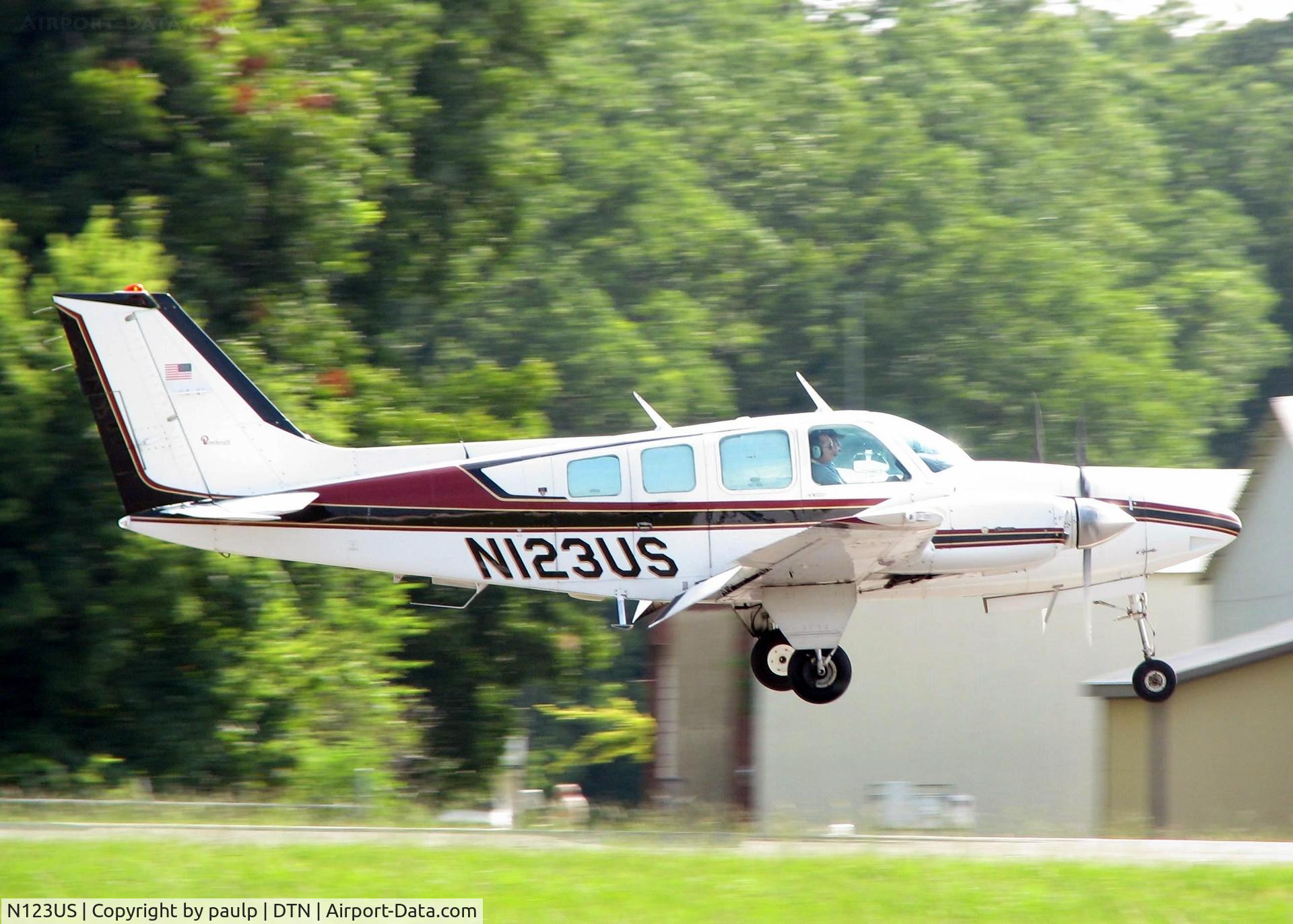 N123US, 1982 Beech 58 Baron C/N TH-1335, Touching down on 14 at Downtown Shreveport.